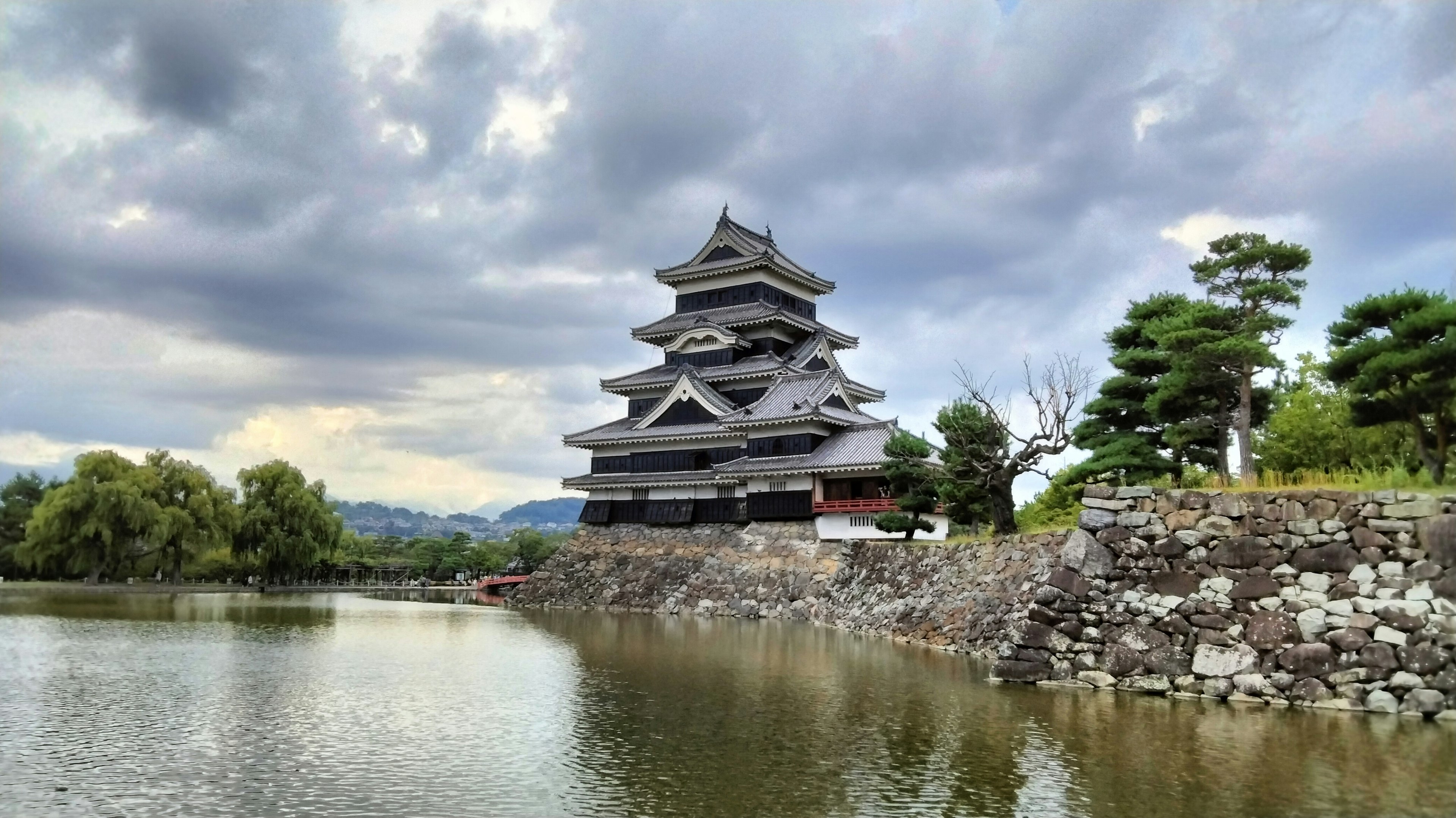 Vista escénica del castillo de Matsumoto con estanque tranquilo