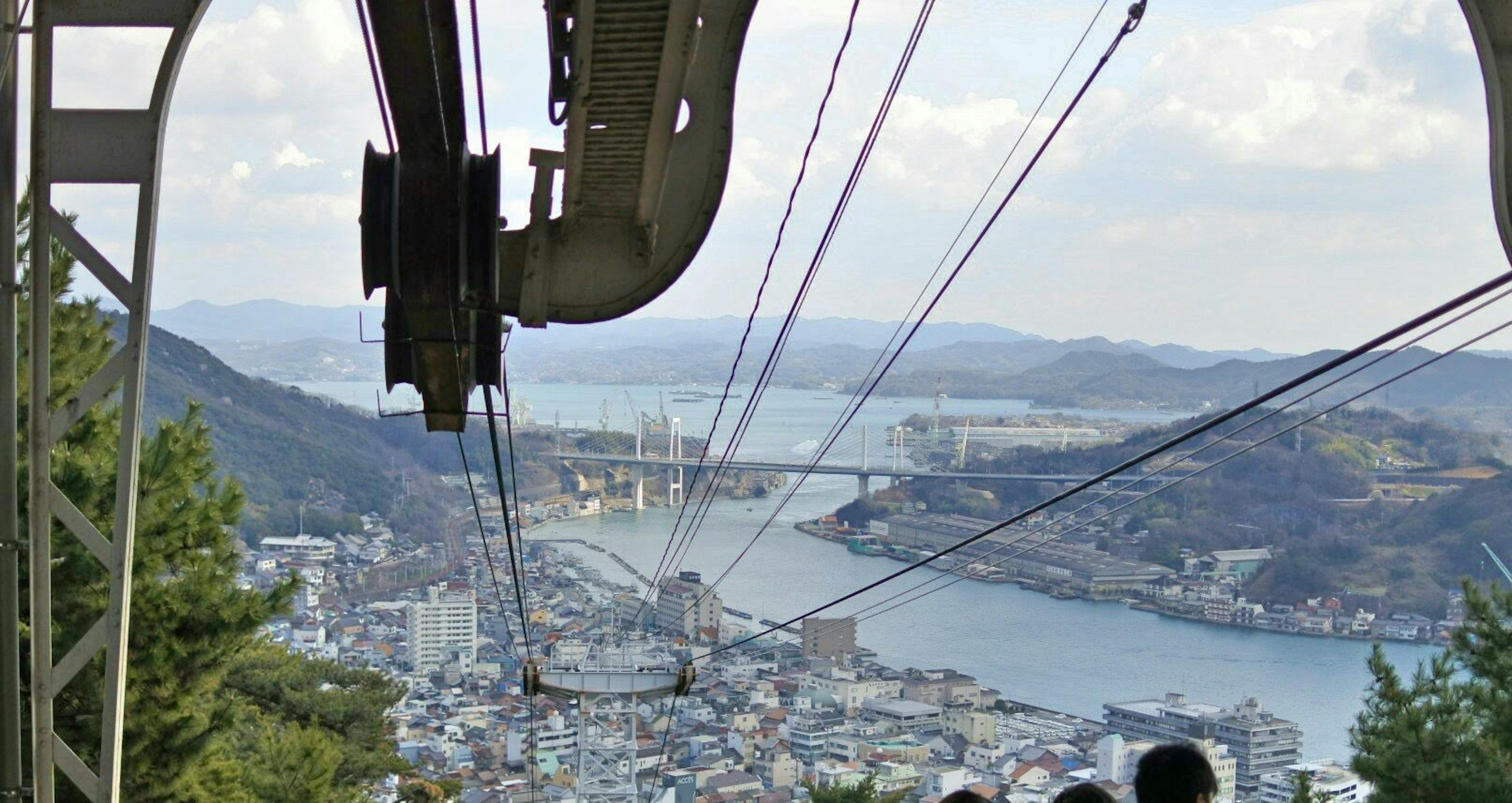 ケーブルカーの視点からの美しい景色海と山の景色