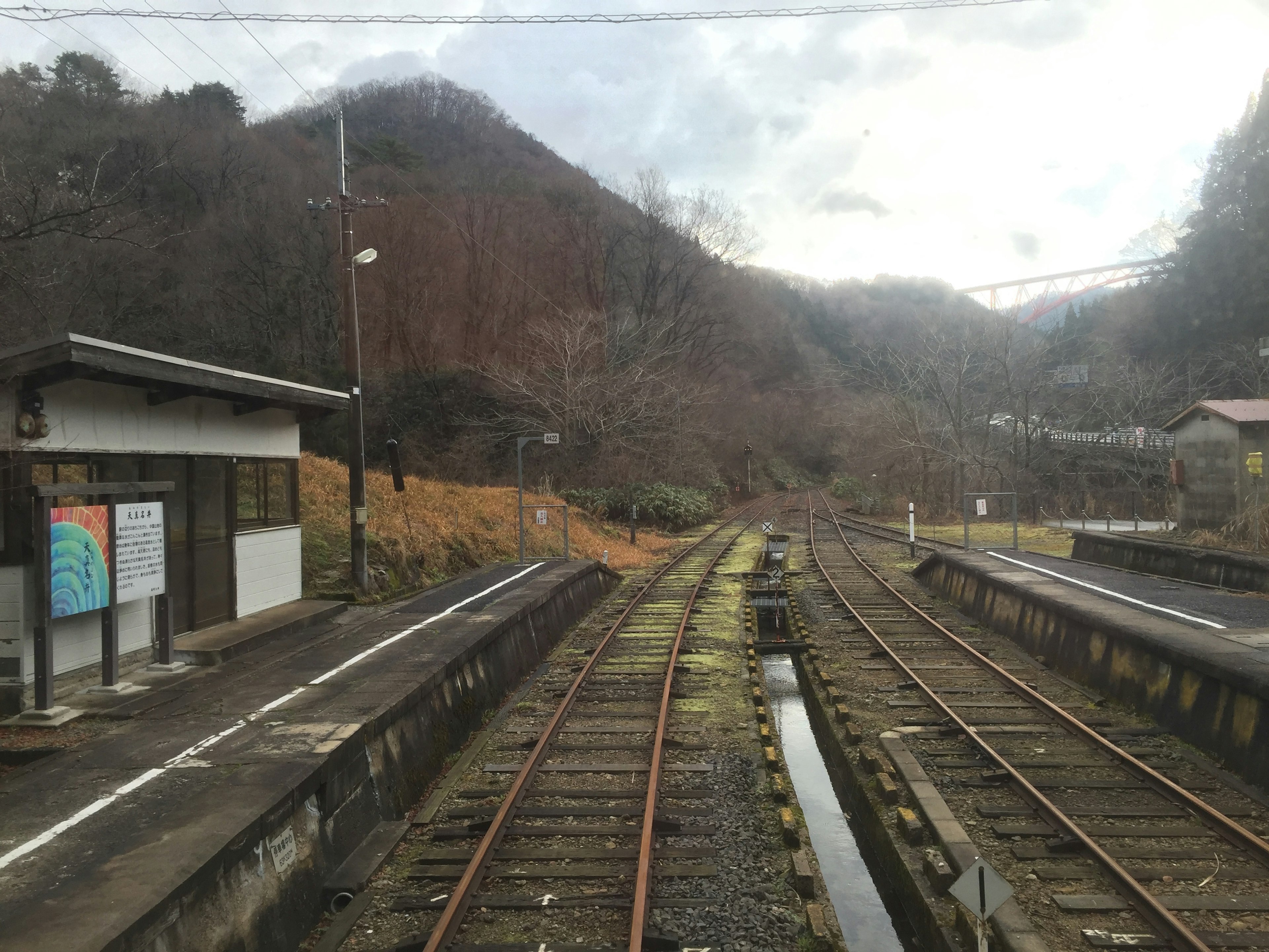 山の景色と線路が見える駅の風景