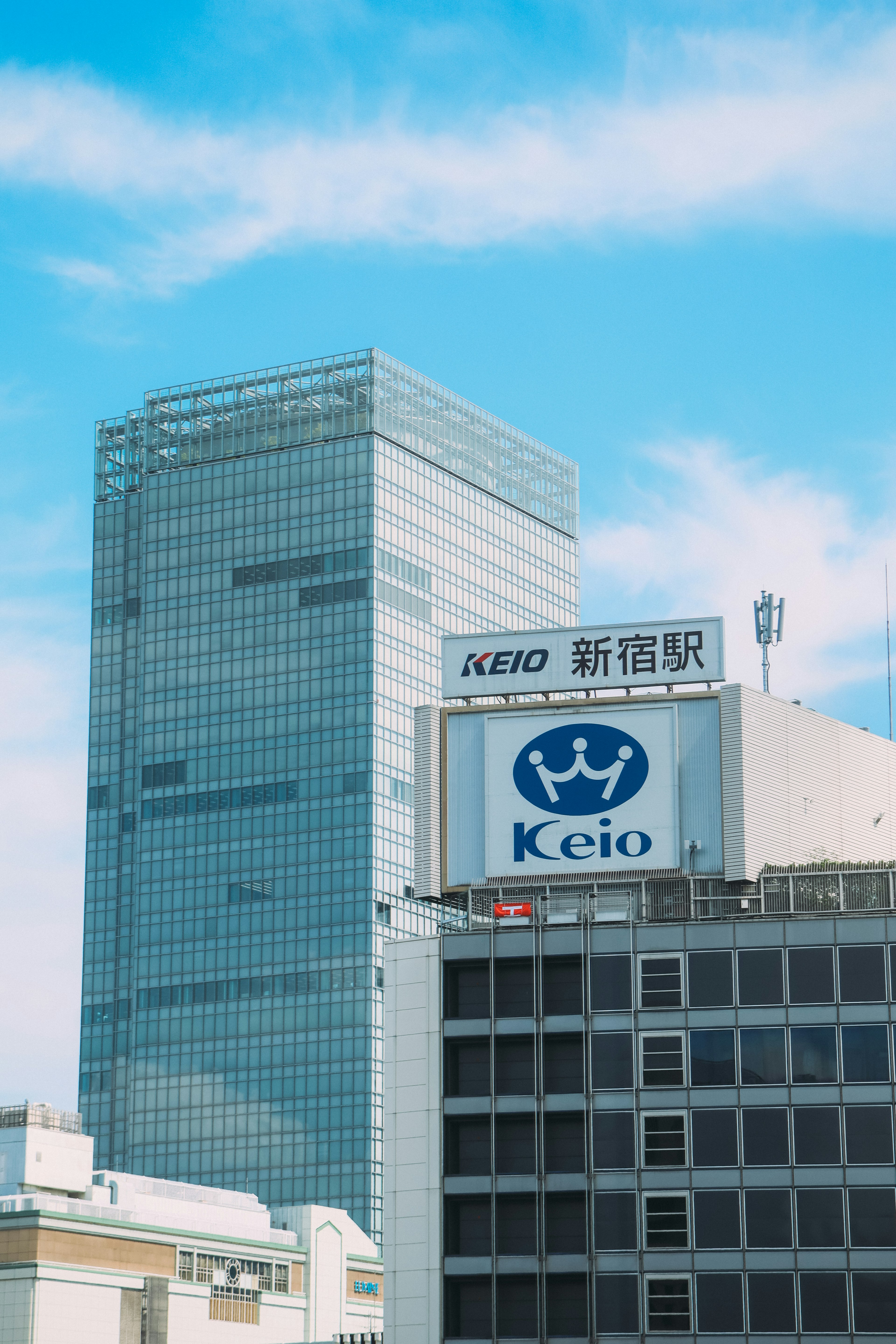 新宿駅の近くにある現代的な高層ビルと青空