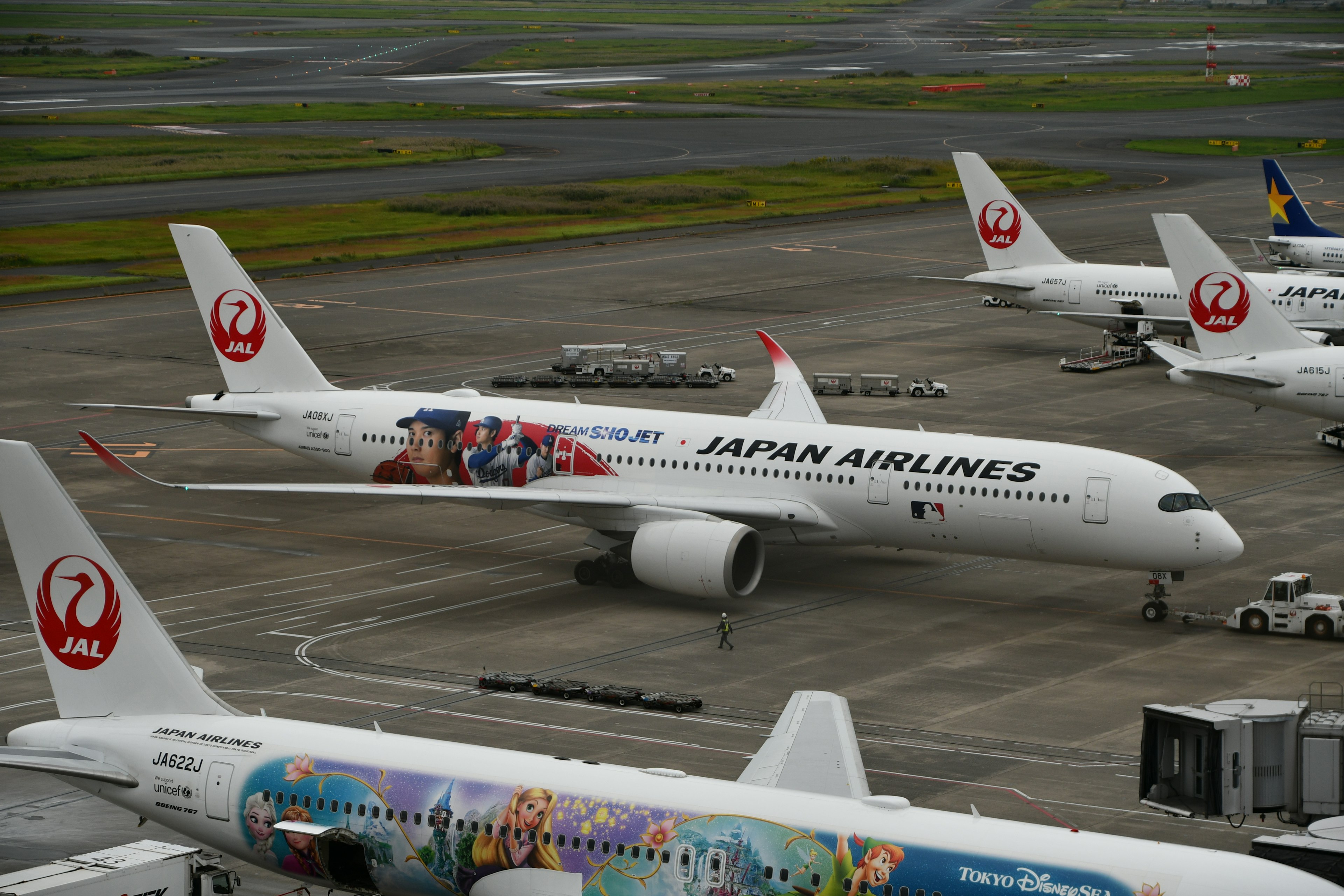 Aereo di Japan Airlines parcheggiato sulla pista dell'aeroporto