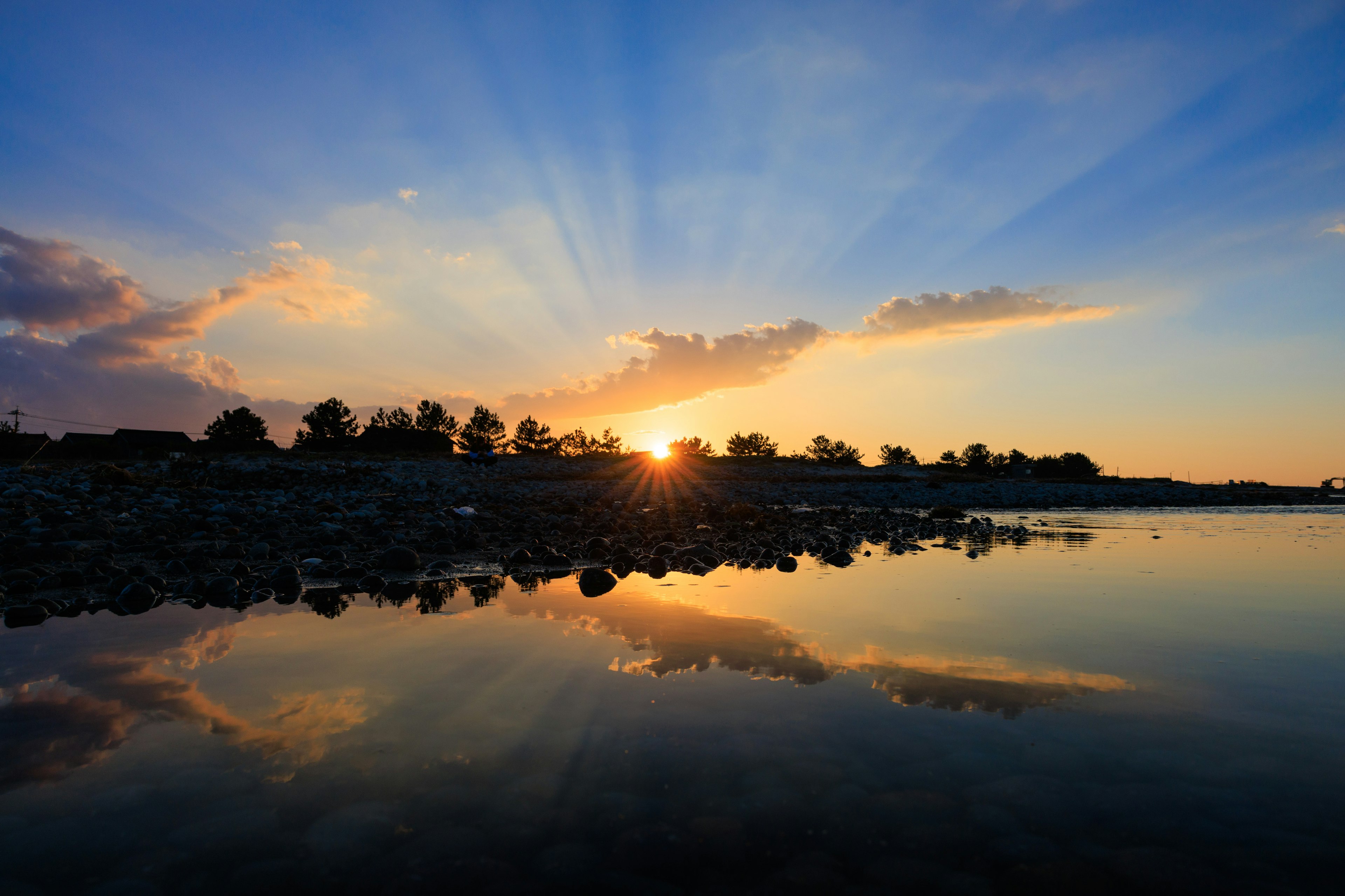 美しい夕日が水面に反射している風景