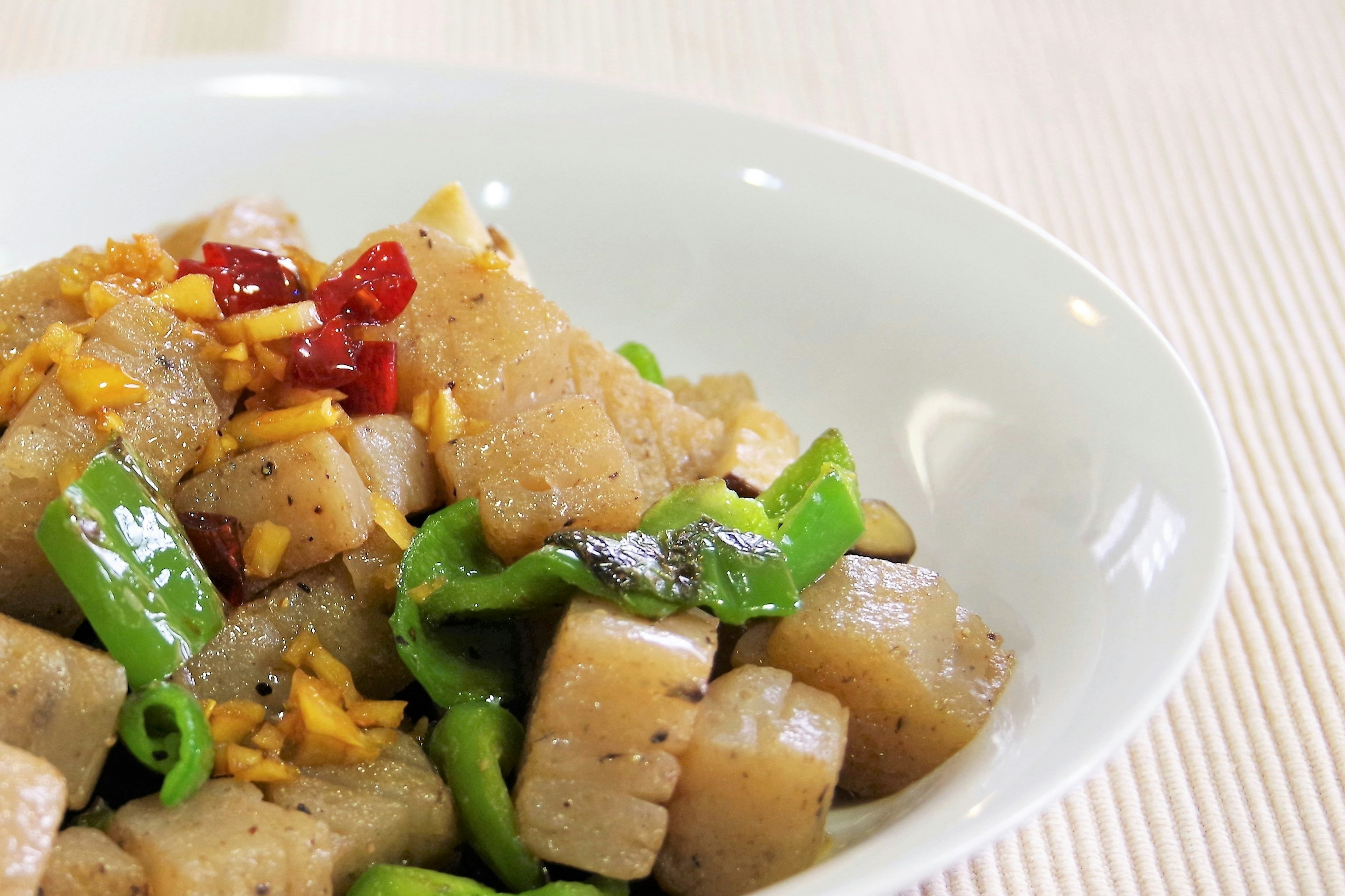 Plat servi dans un bol blanc avec des légumes en dés et des épices