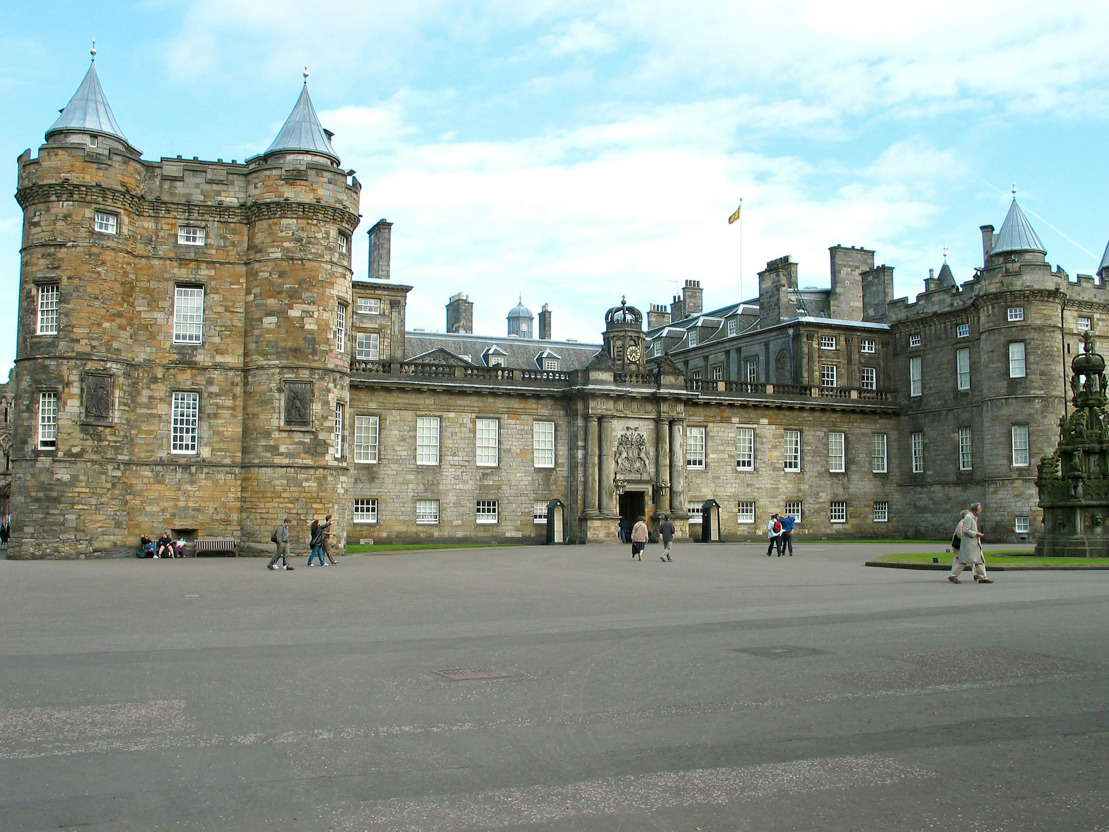 Cảnh bên ngoài của Cung điện Holyroodhouse ở Edinburgh với quảng trường xung quanh