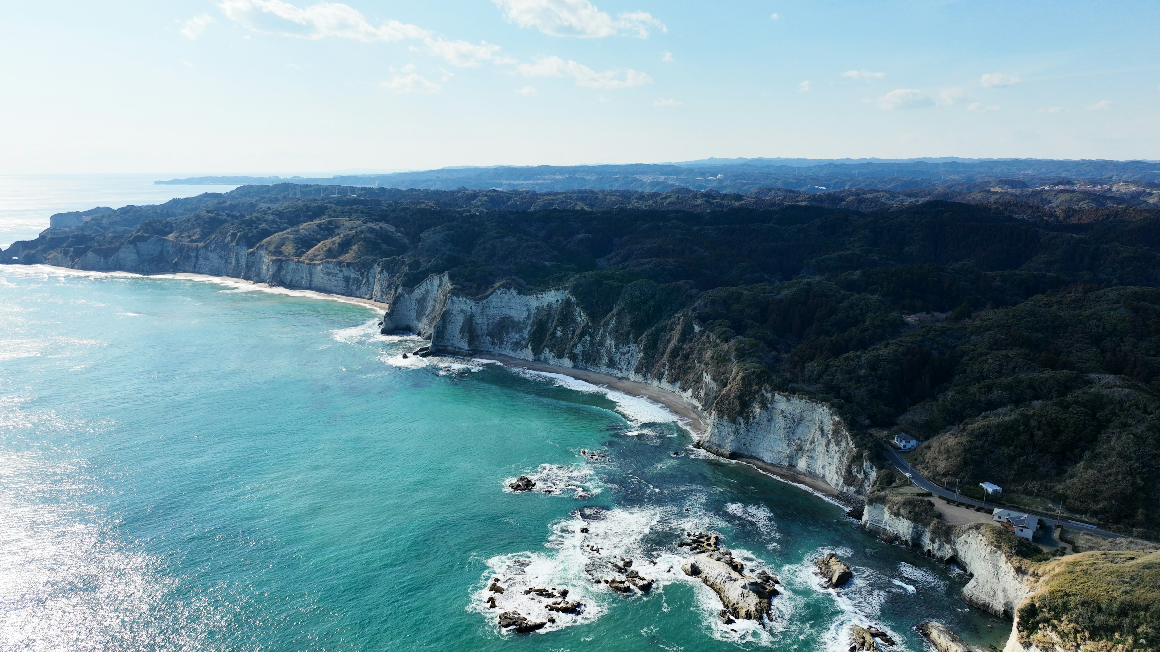 Magnifique côte avec des falaises blanches et des eaux turquoises