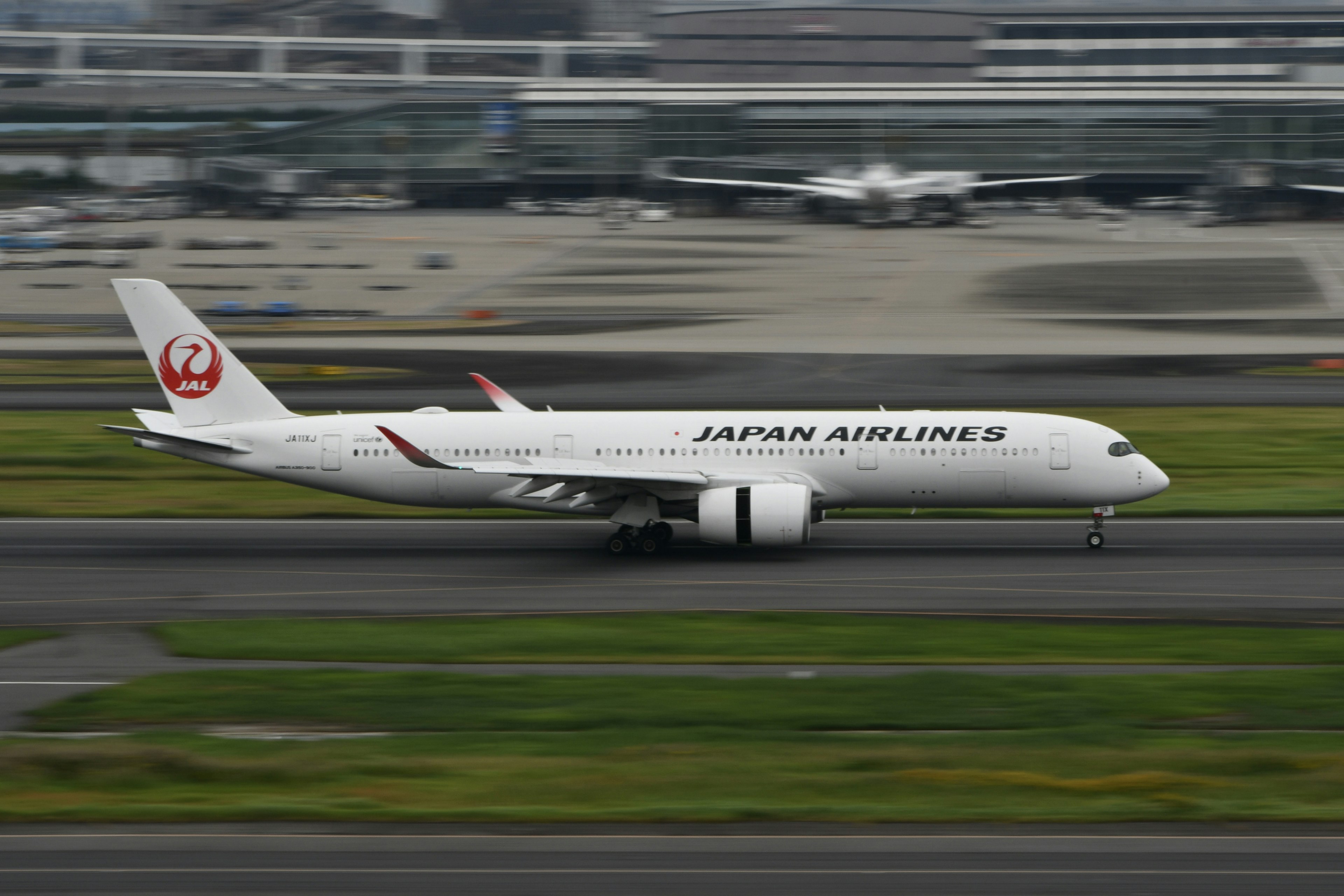 日本航空飛機在跑道上滑行