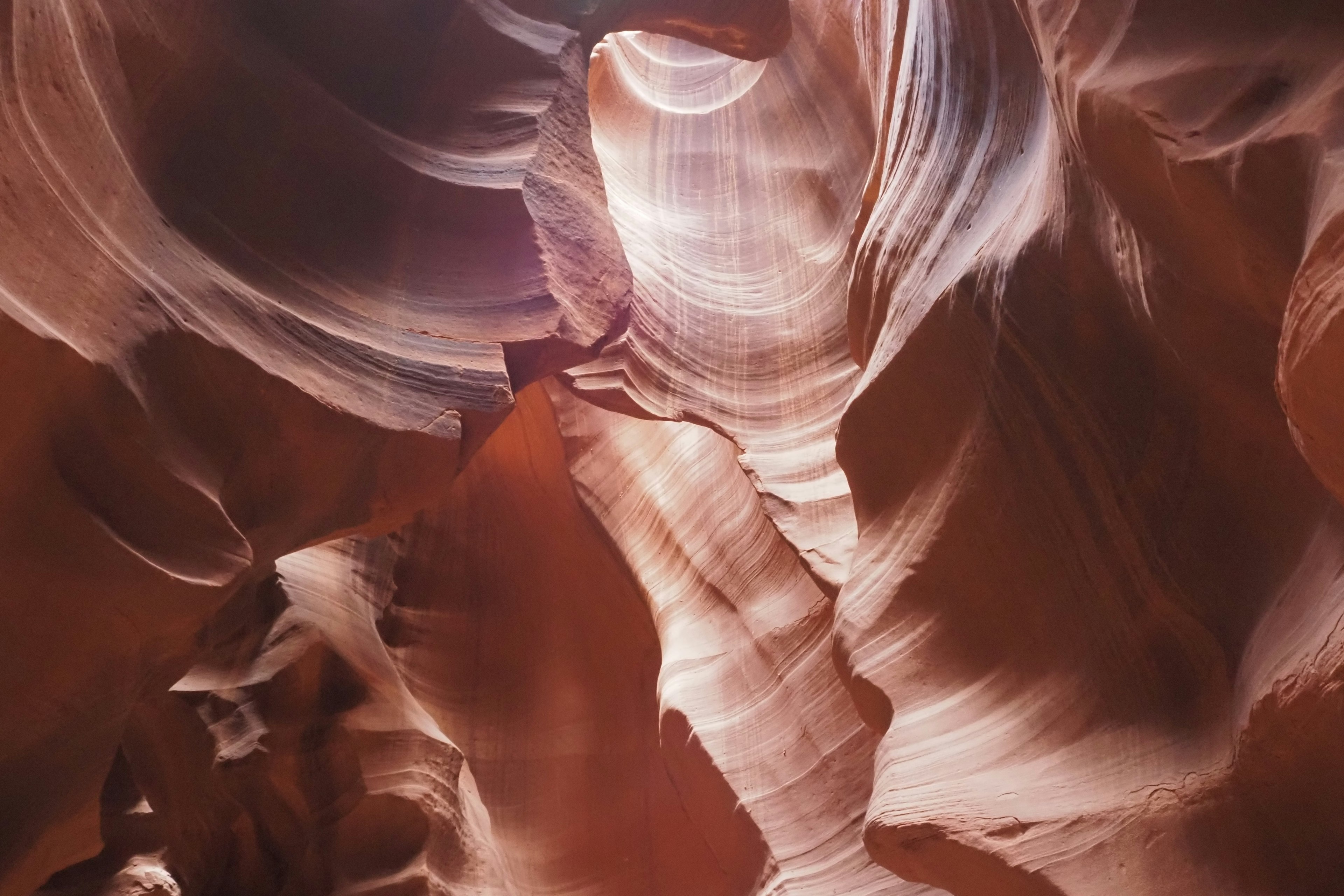 Intérieur d'un magnifique canyon de roches rouges Lumière illuminant les couches de roche