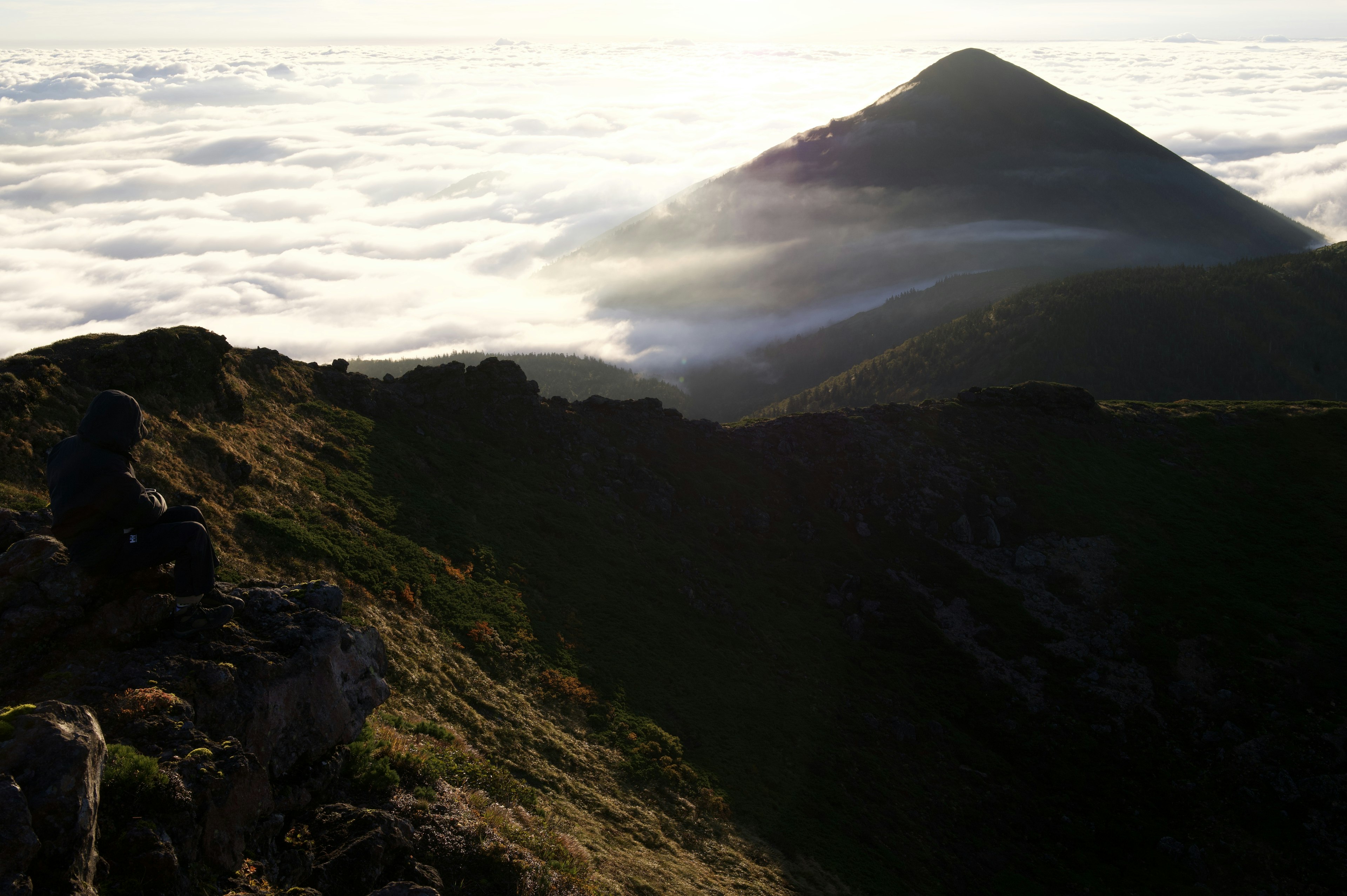 Siluet gunung di atas lautan awan dengan keindahan alam