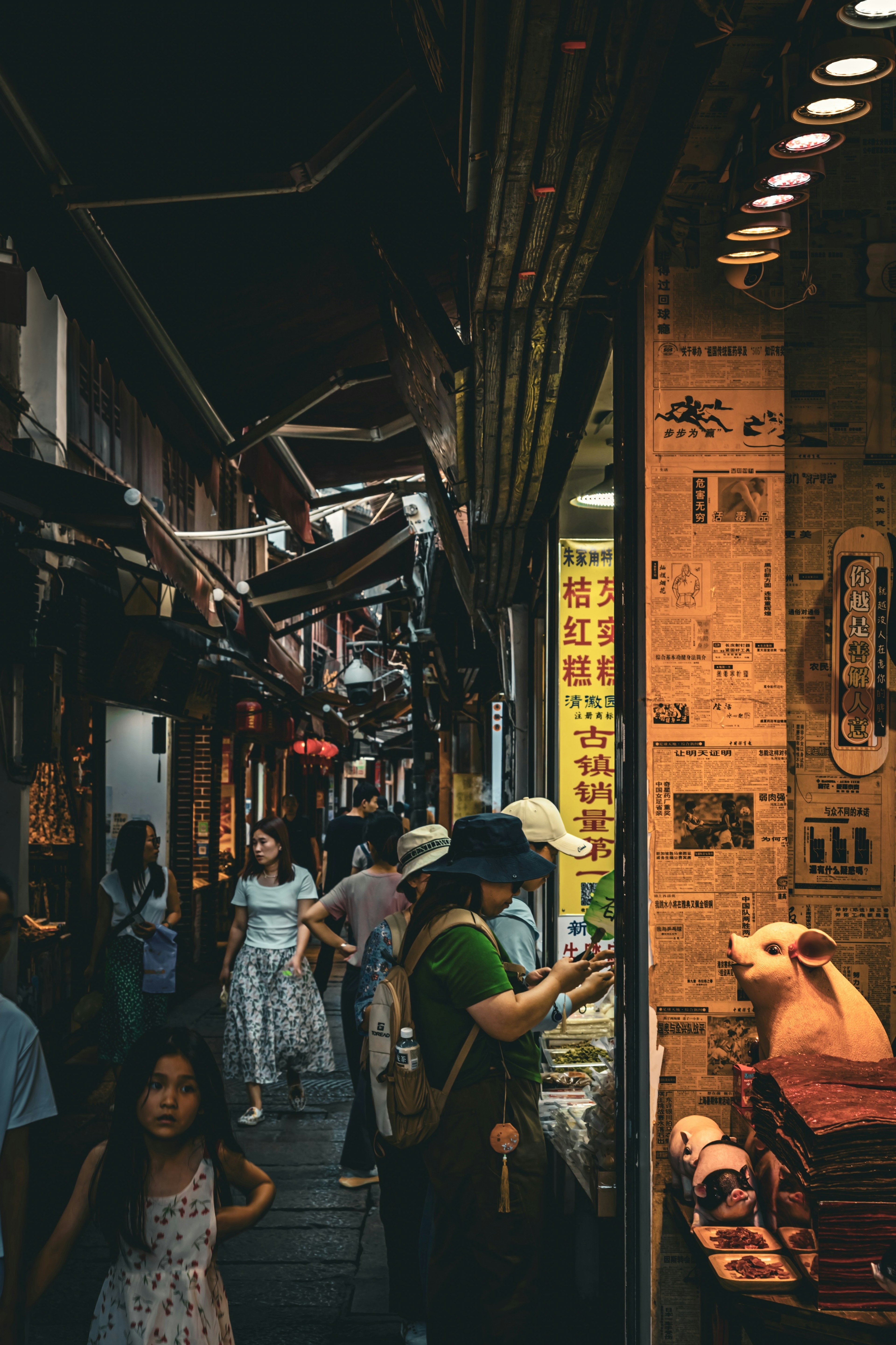 繁忙的夜市場景，人們在走動和購物