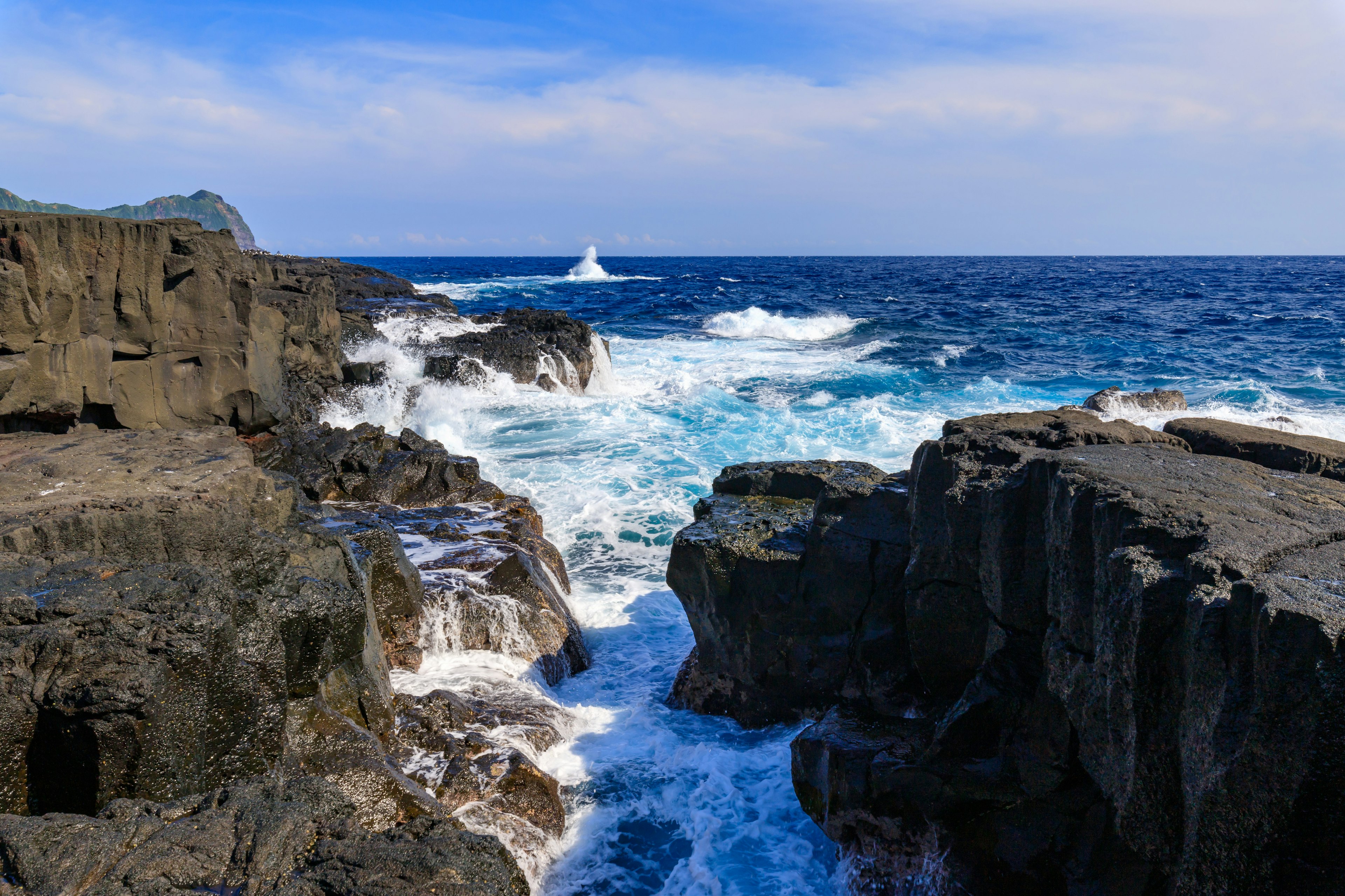 Vue côtière magnifique avec des falaises rocheuses et des vagues s'écrasant