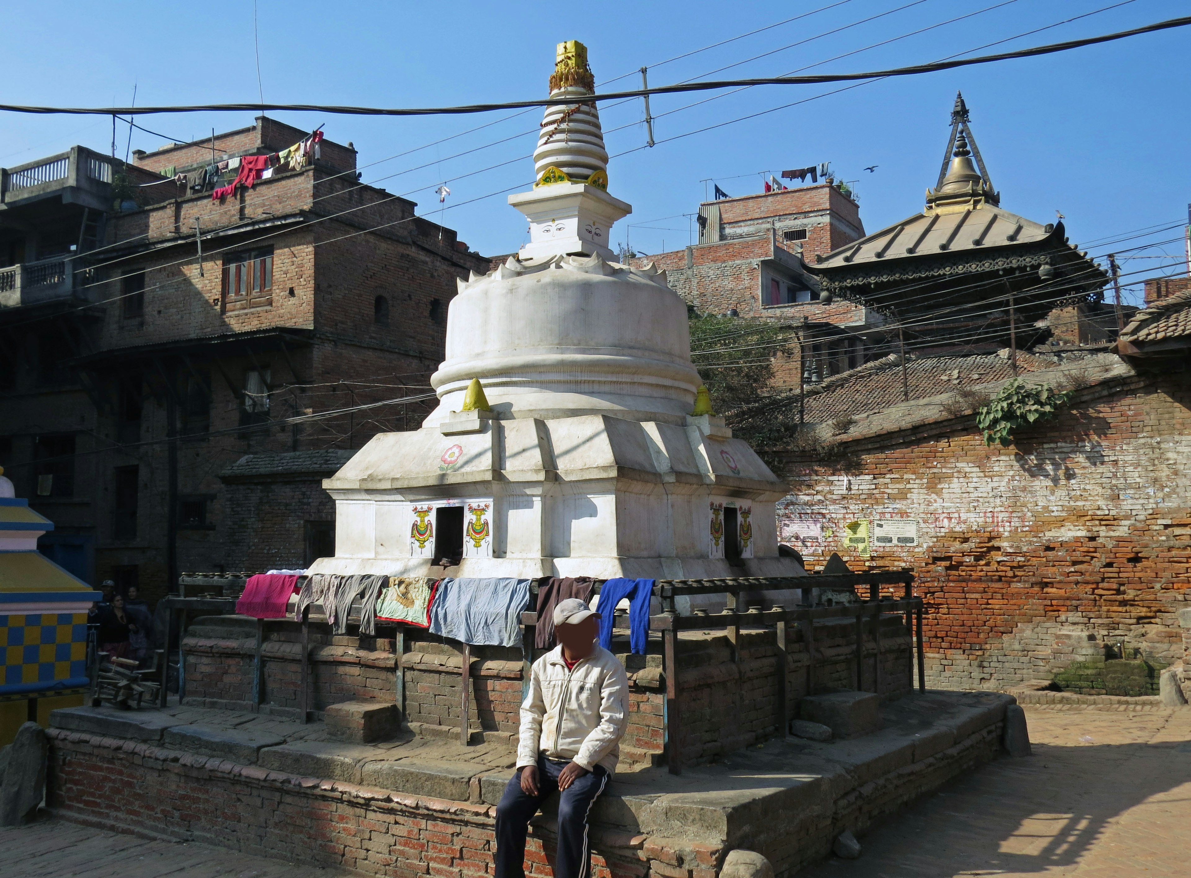 Stupa putih dikelilingi bangunan tua di area bersejarah