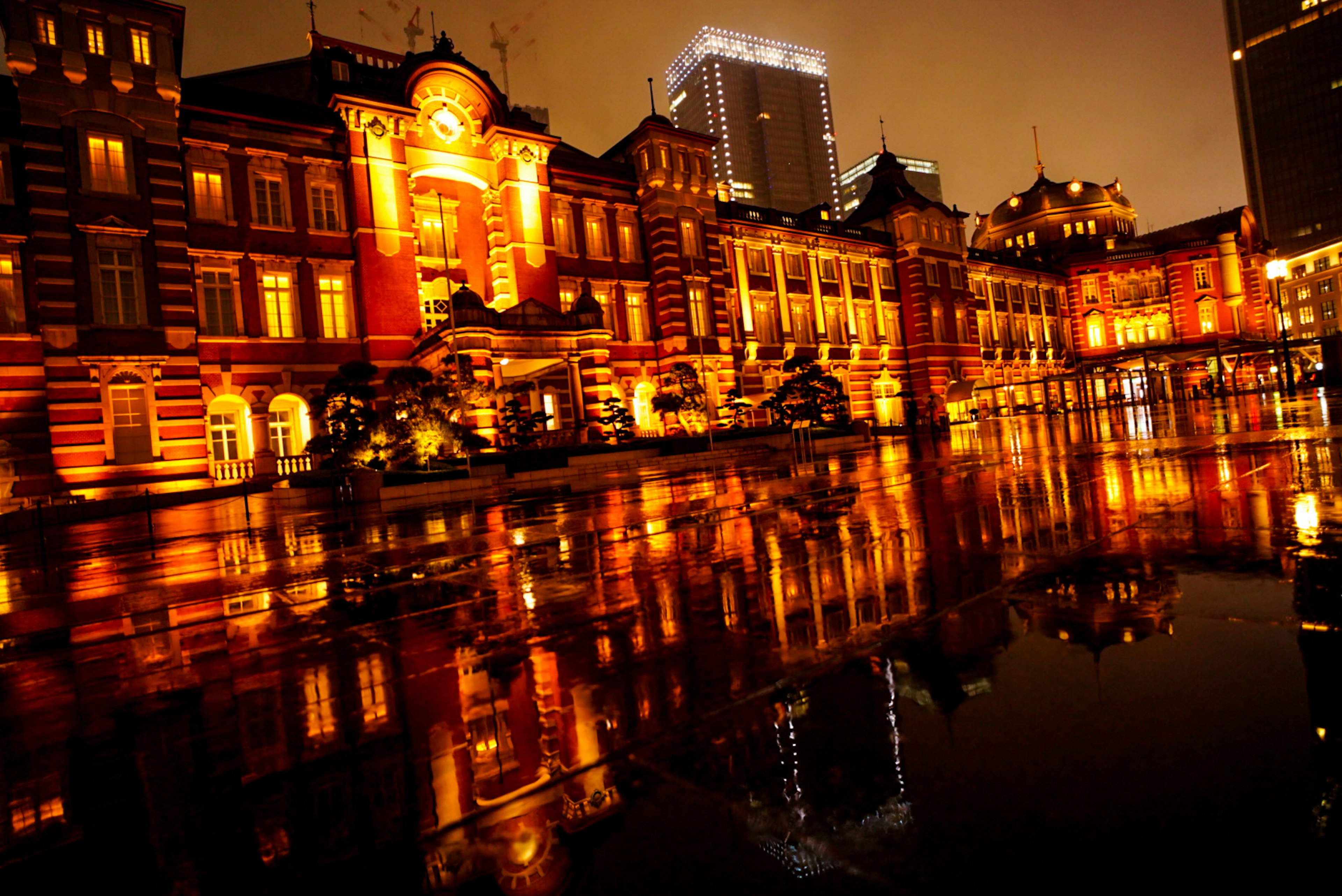 Hermosa vista nocturna de la estación de Tokio reflejada en el agua