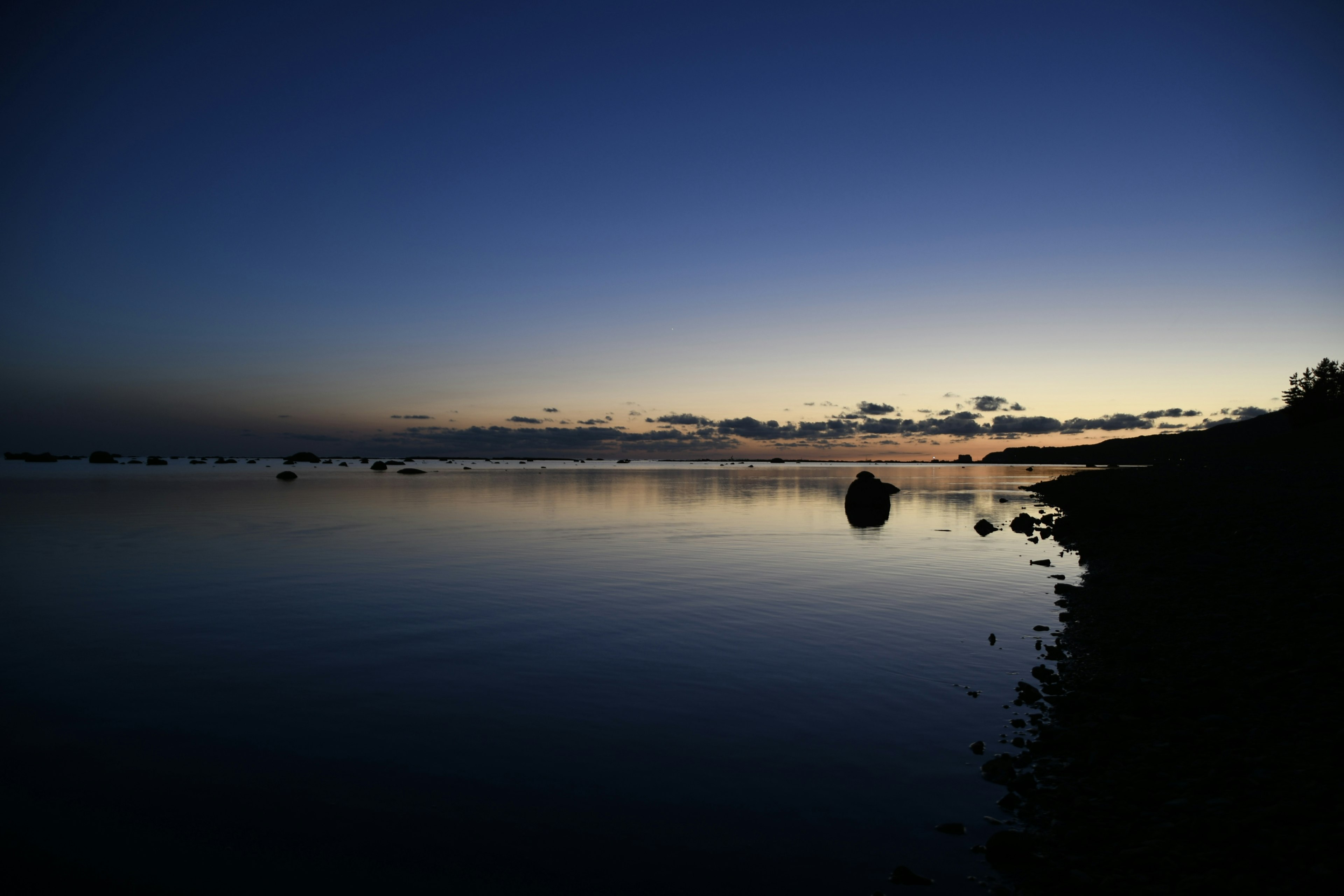 Paysage marin serein au crépuscule avec des reflets sur l'eau calme