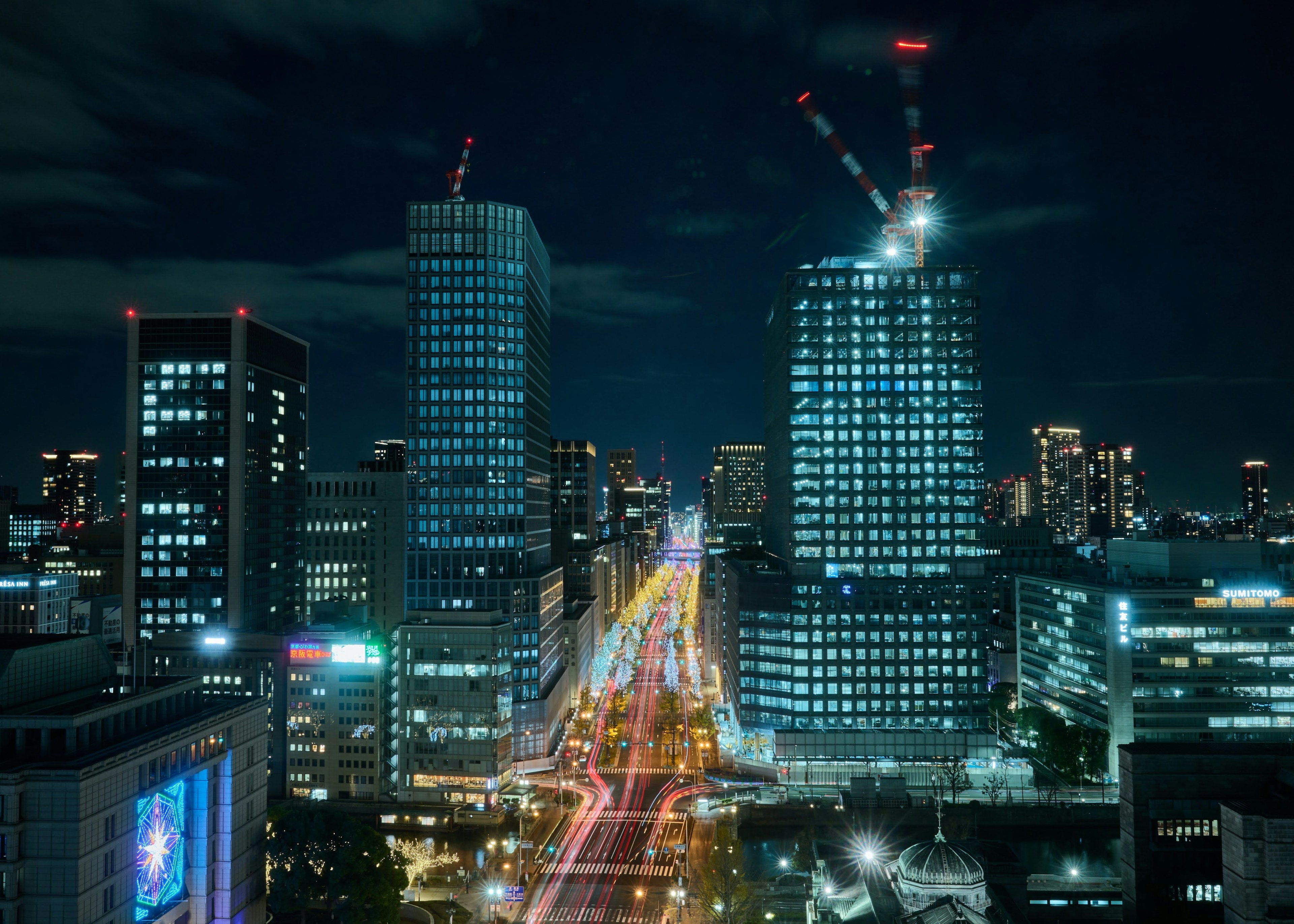 夜の都市風景 高層ビルの明かりと交通の流れ