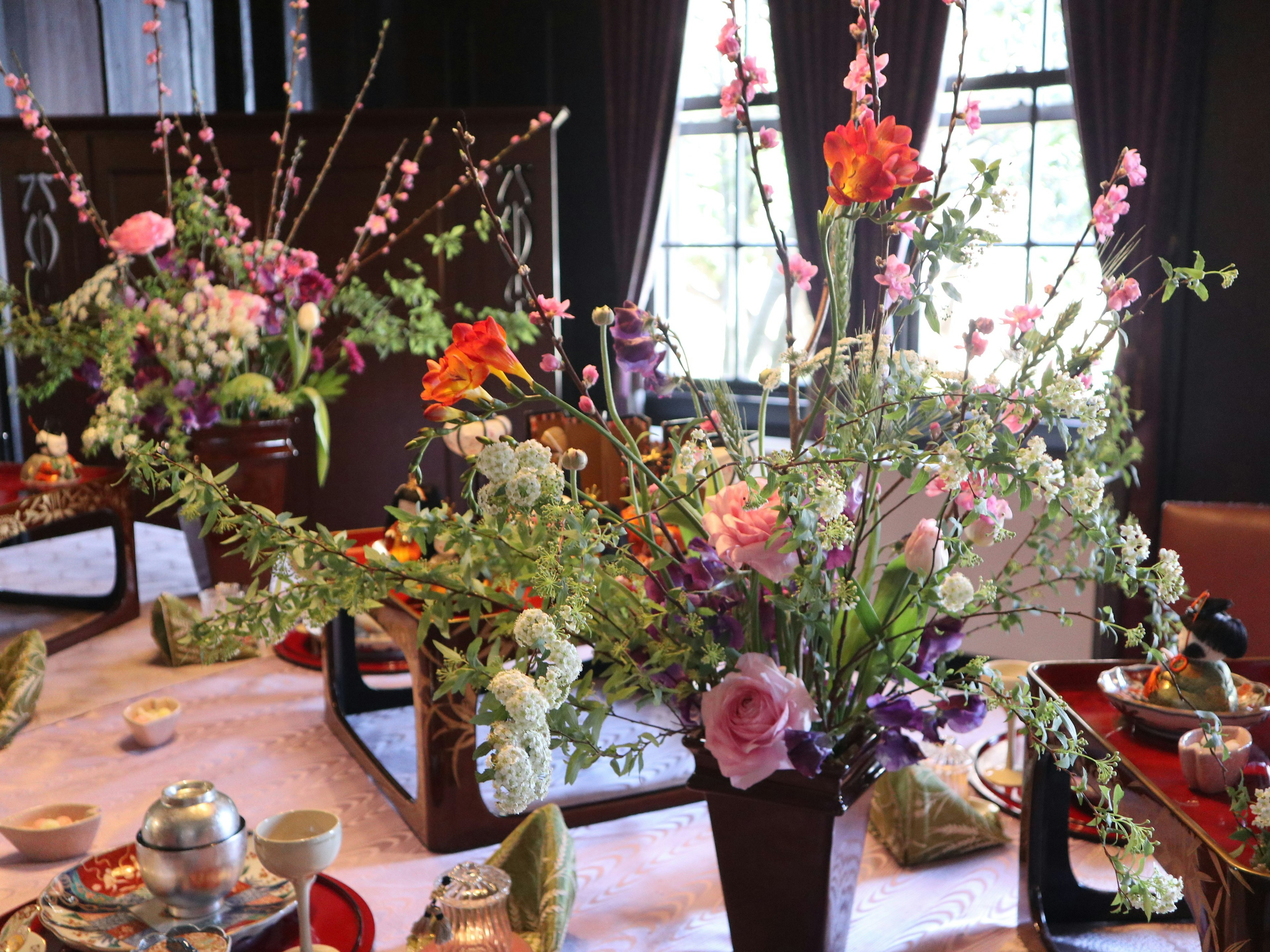 Lebendige Blumenarrangements in eleganten Vasen auf einem schön gedeckten Tisch