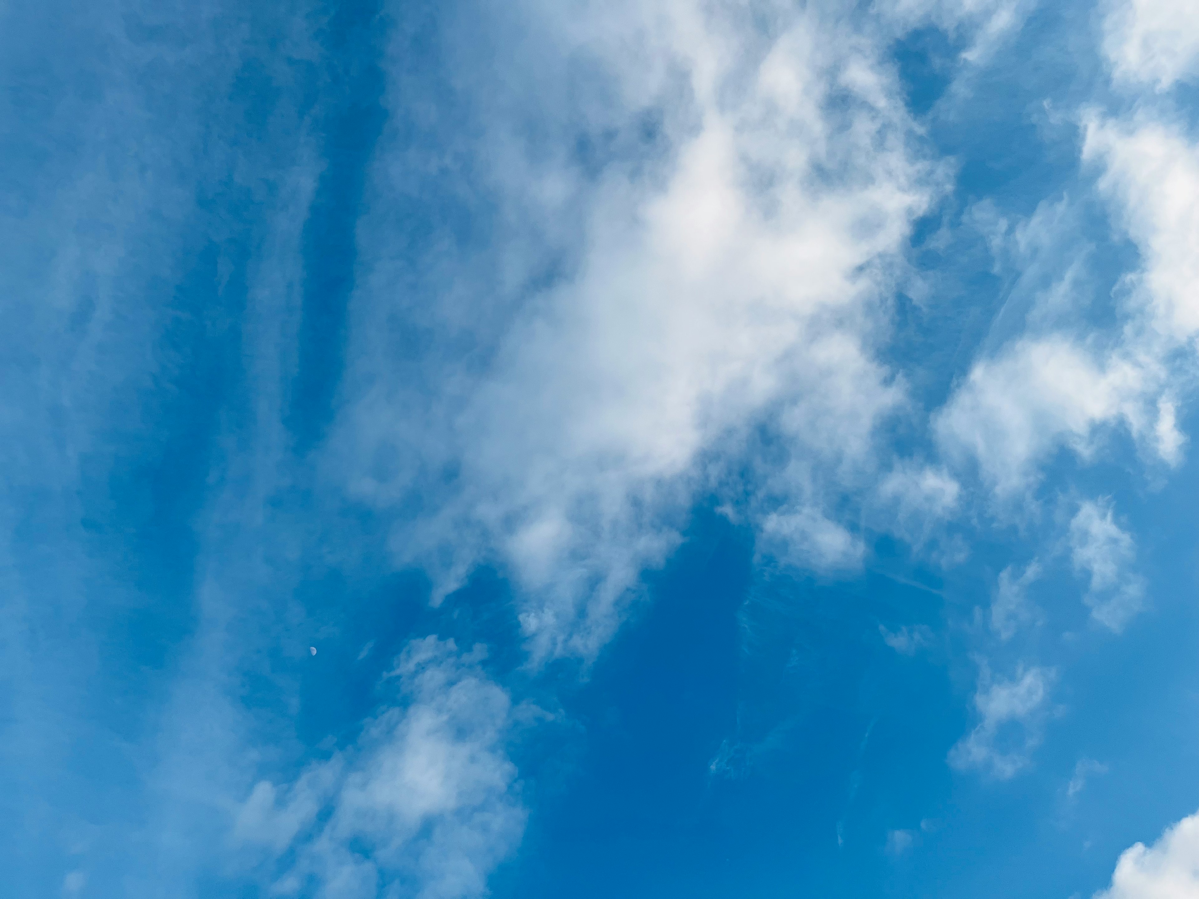 青い空に白い雲が広がる風景