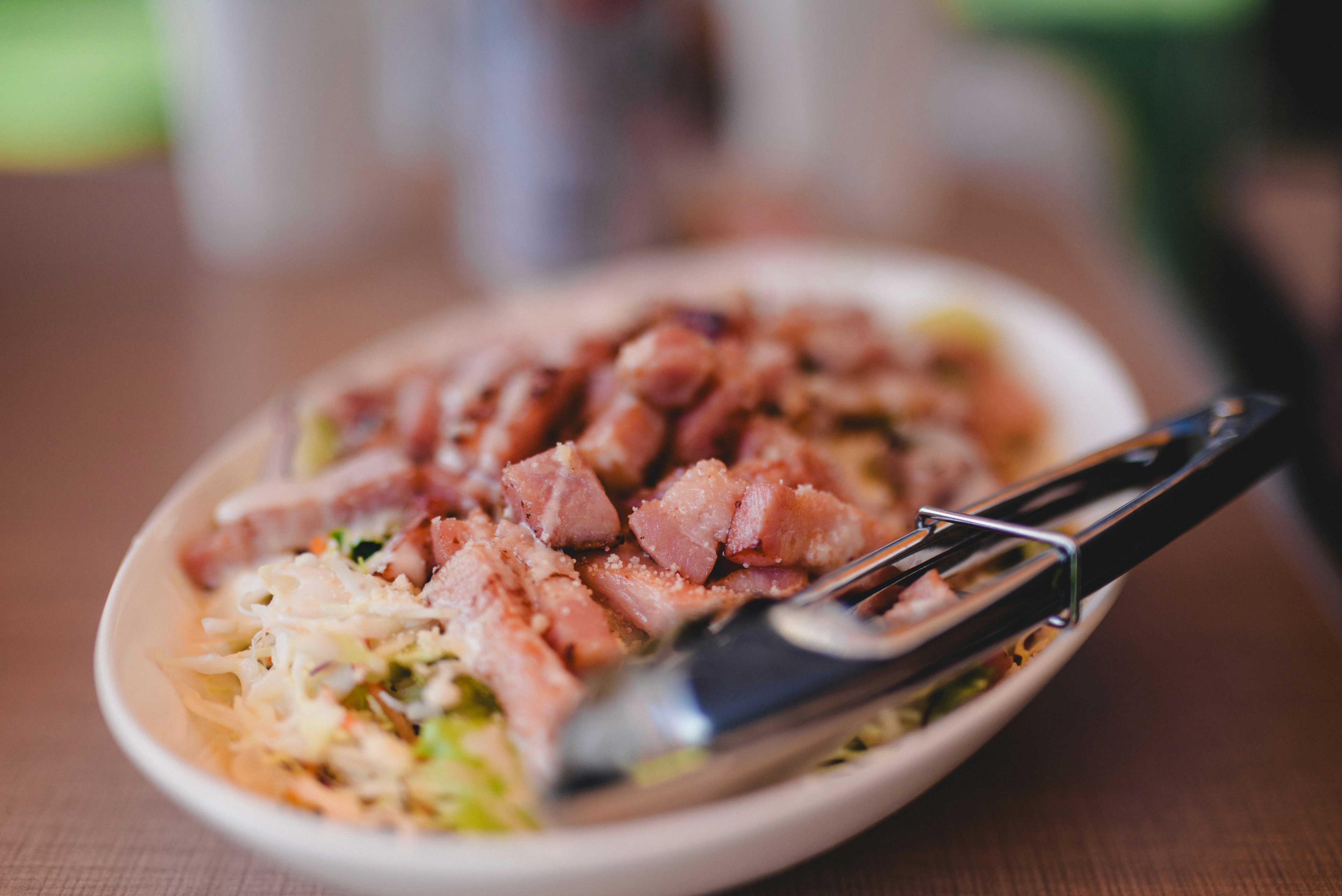 Piatto con cavolo tritato e carne grigliata