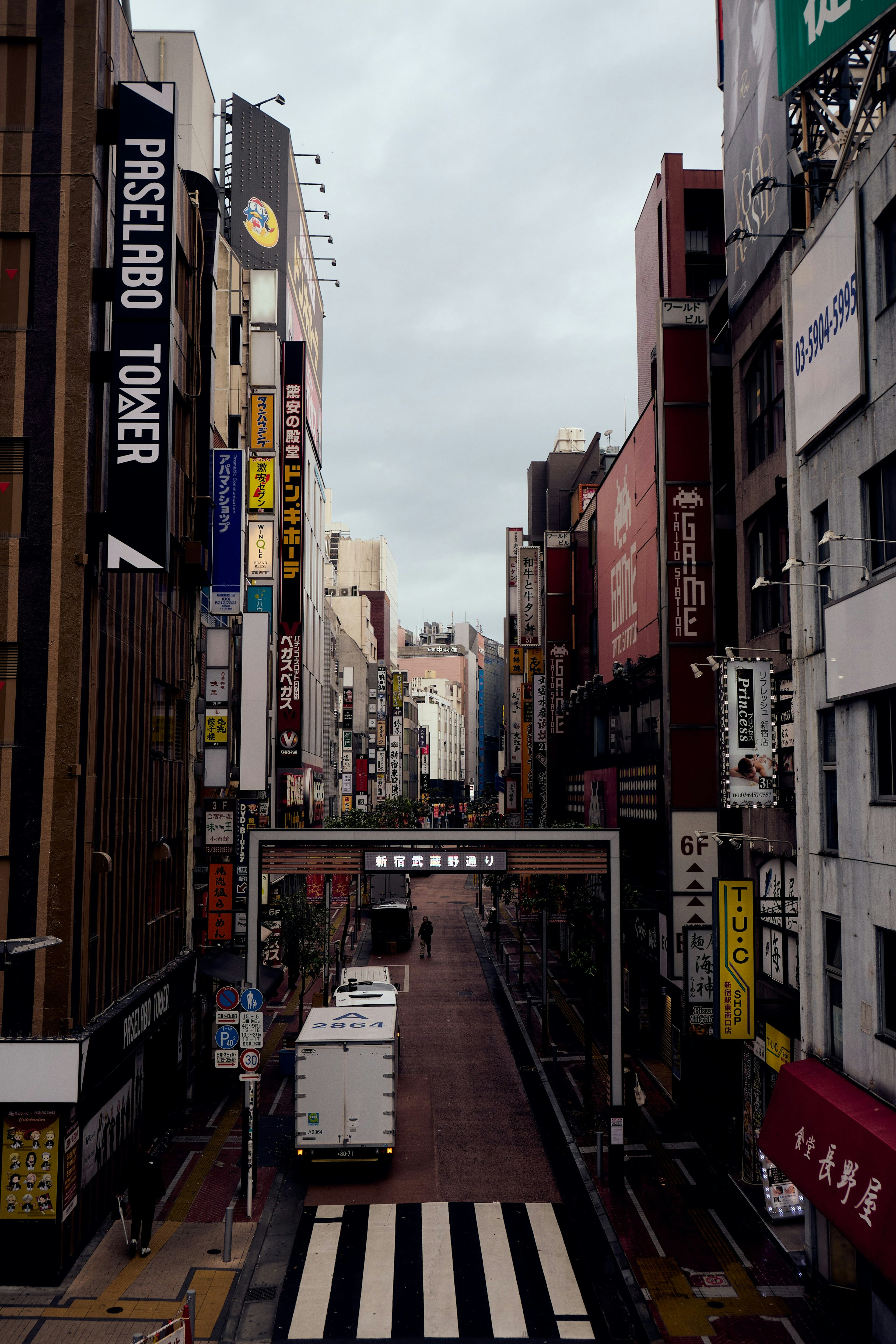 Vista di una strada urbana a Tokyo con insegne commerciali