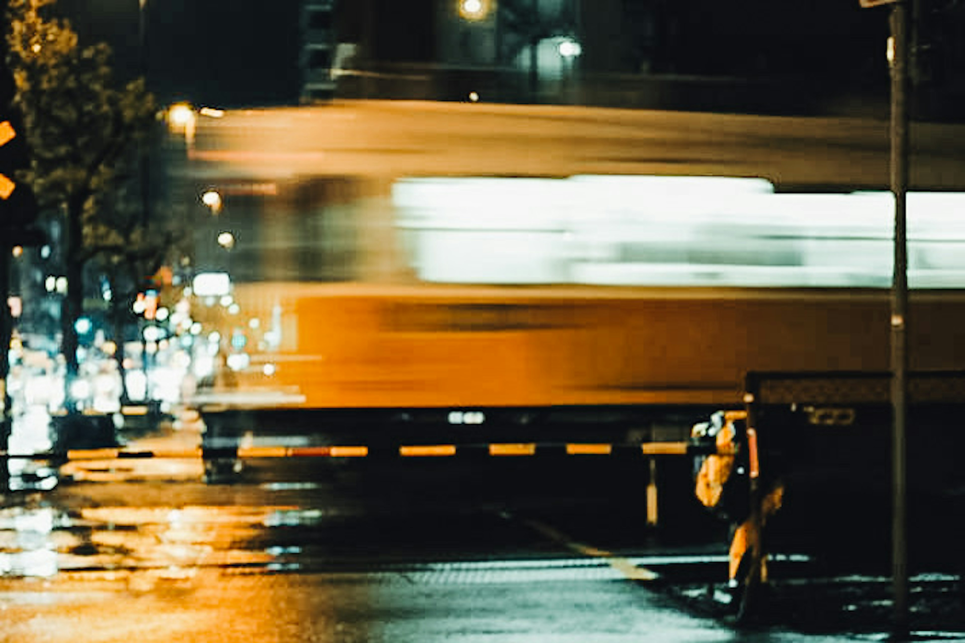 Image floue d'un tram dans la ville la nuit