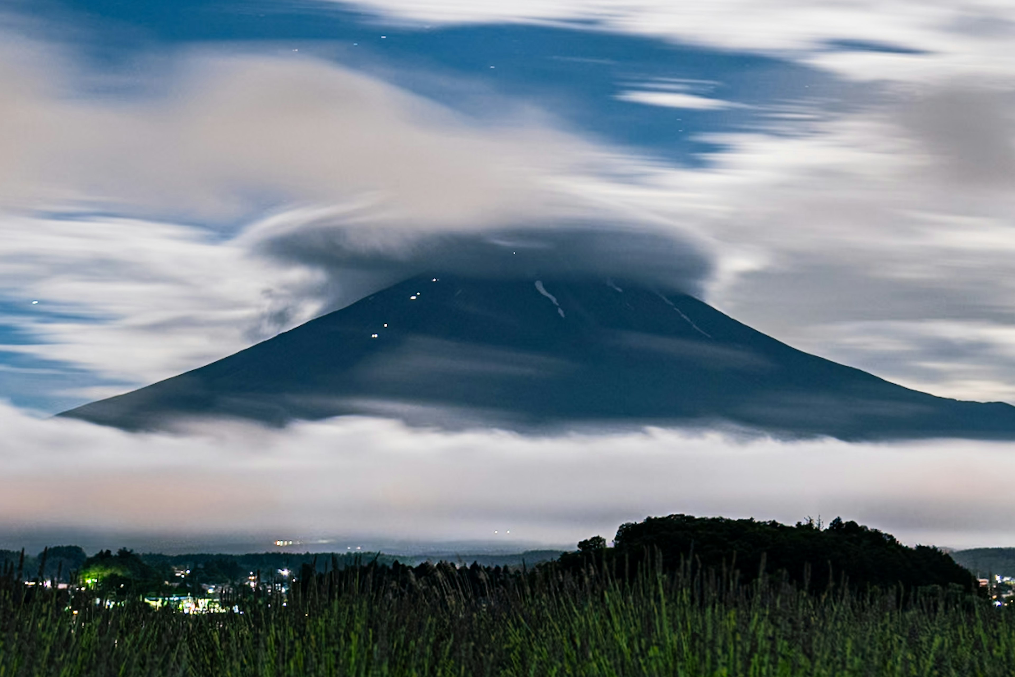 雲霧繚繞的富士山美景