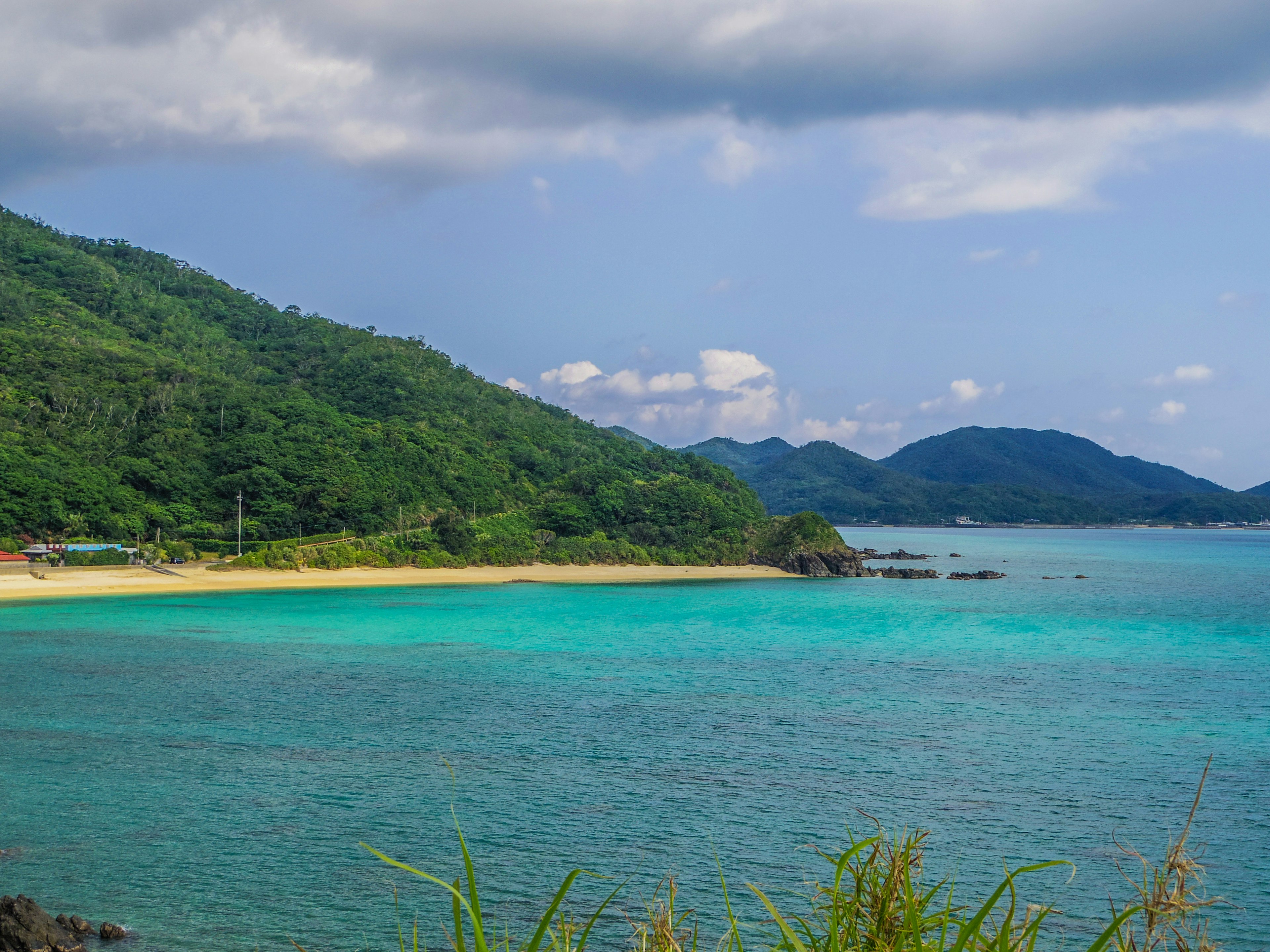 Pemandangan indah air turquoise dan pegunungan hijau