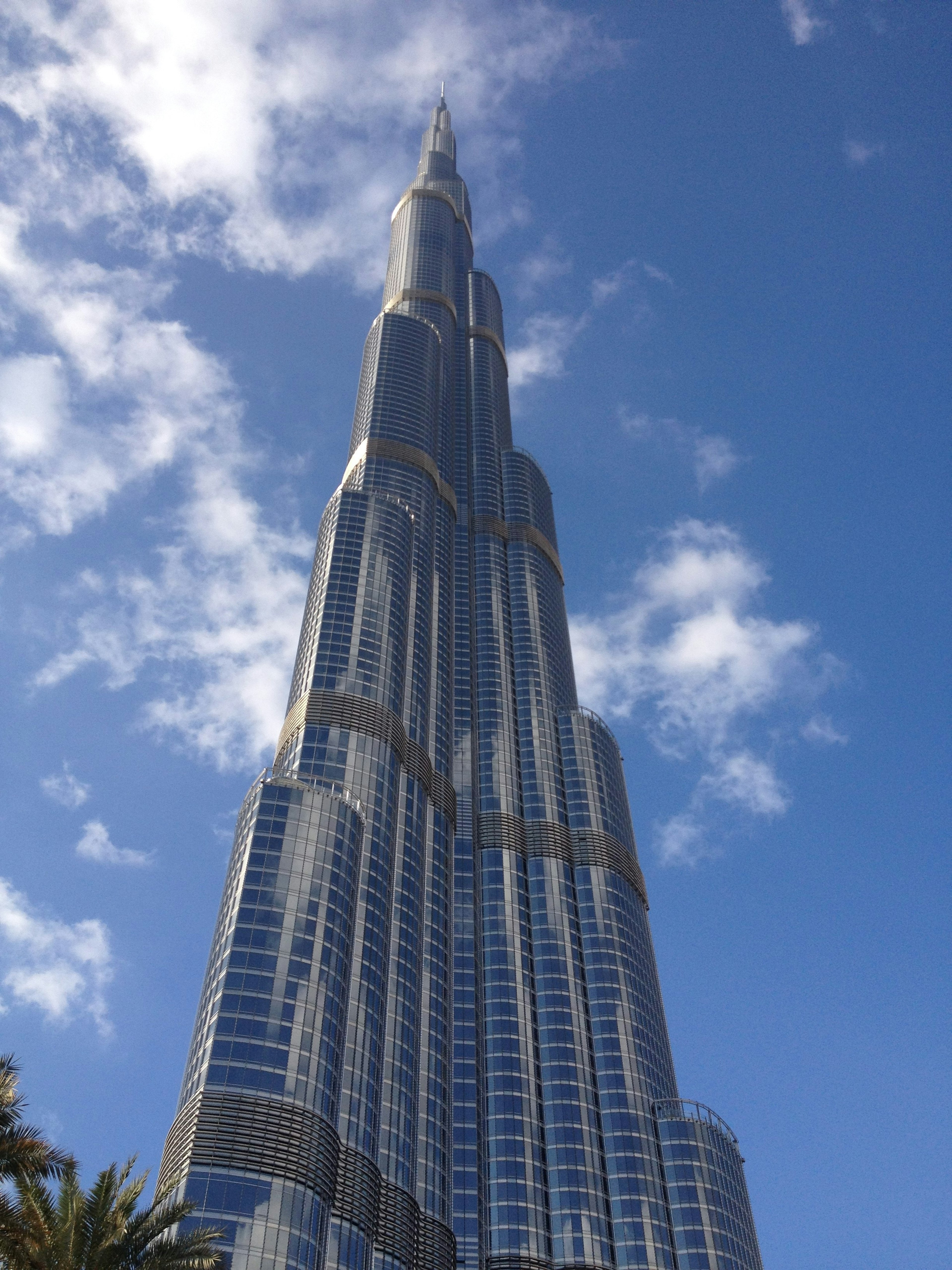 Burj Khalifa Wolkenkratzer, der unter einem blauen Himmel aufragt