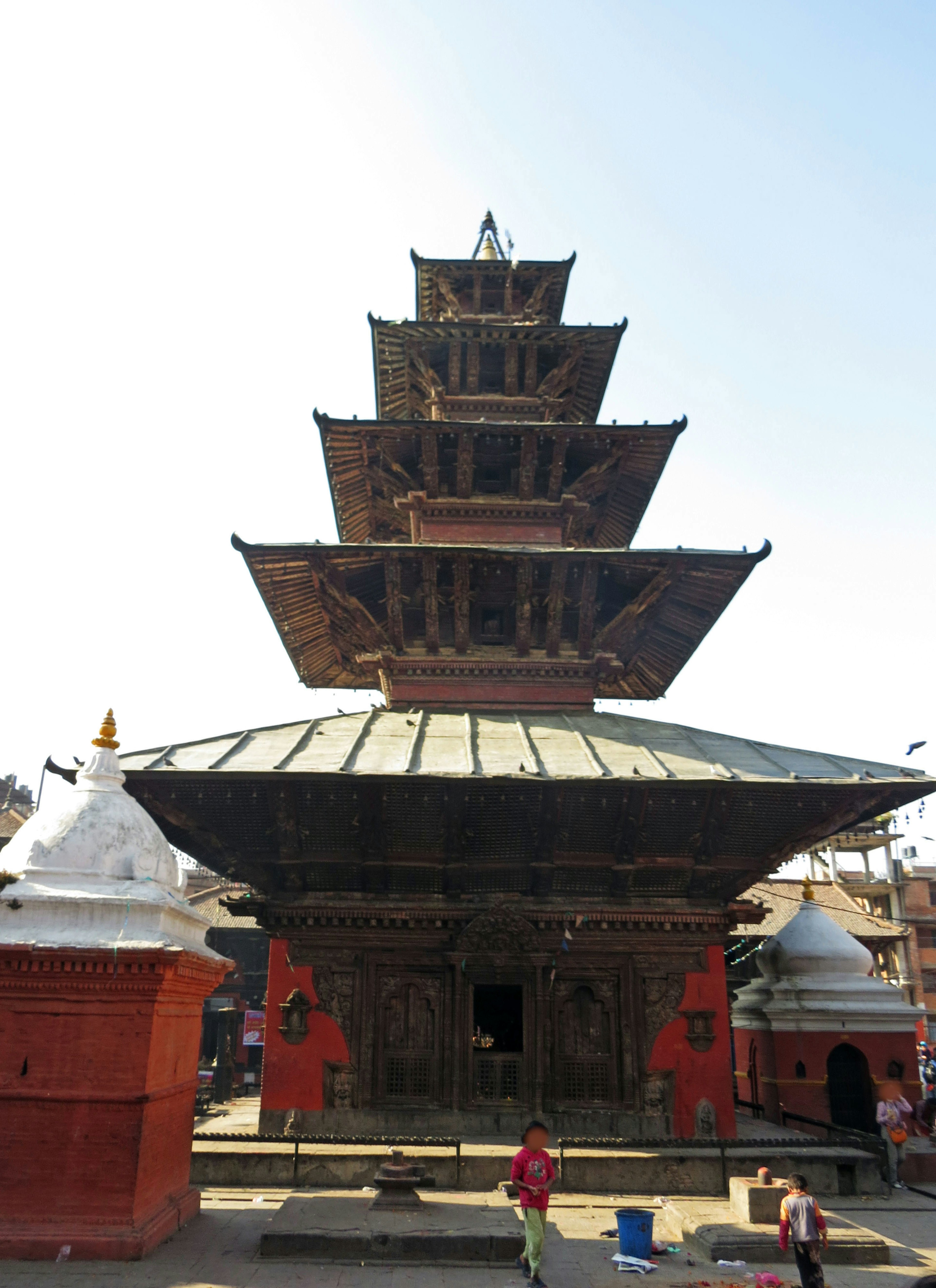 Tampilan rinci dari kuil bergaya pagoda dengan atap berlapis dan arsitektur yang rumit