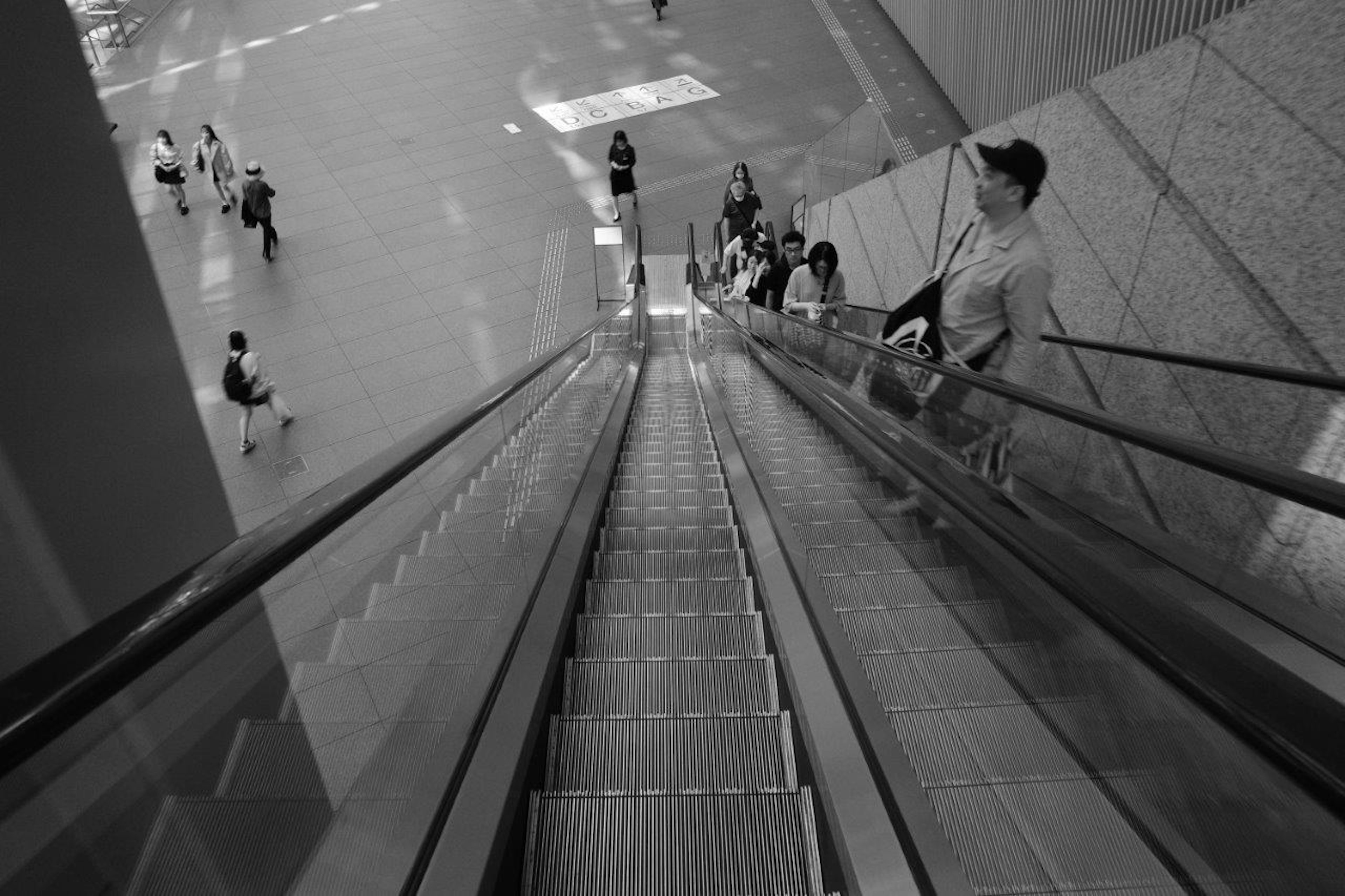 Vue d'un escalator avec des personnes marchant dans un espace moderne