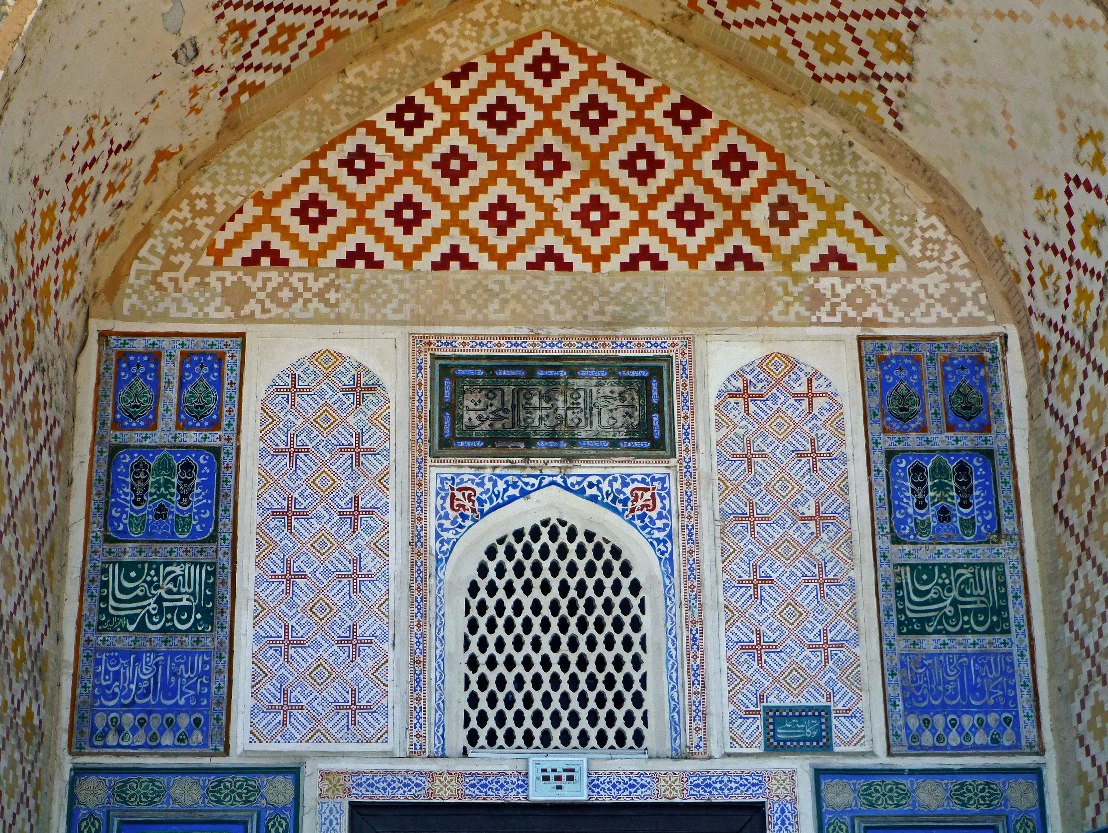 Intérieur d'une arche avec de magnifiques carreaux de mosaïque et des décorations complexes