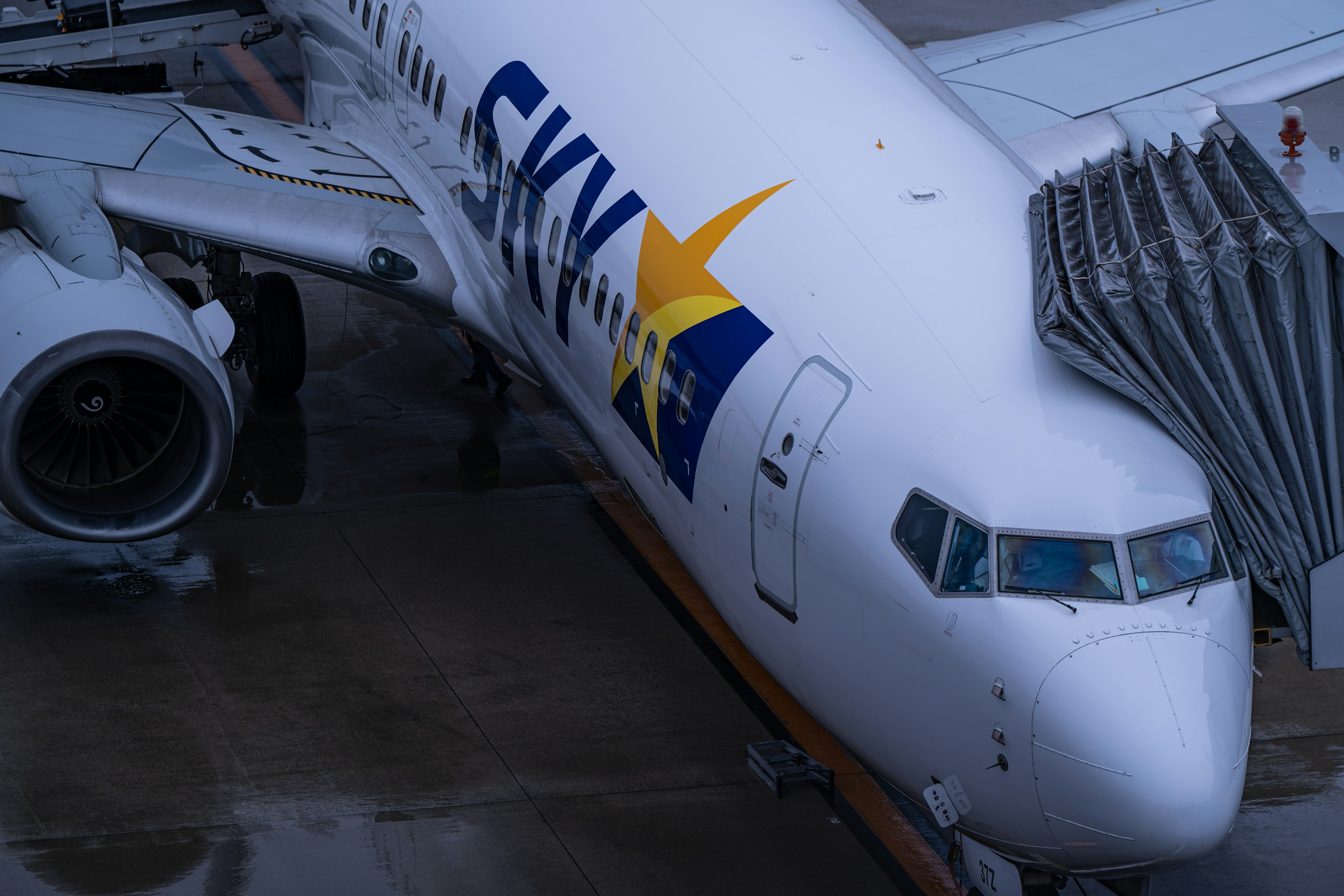 Avion de Sky Airline garé à la porte de l'aéroport