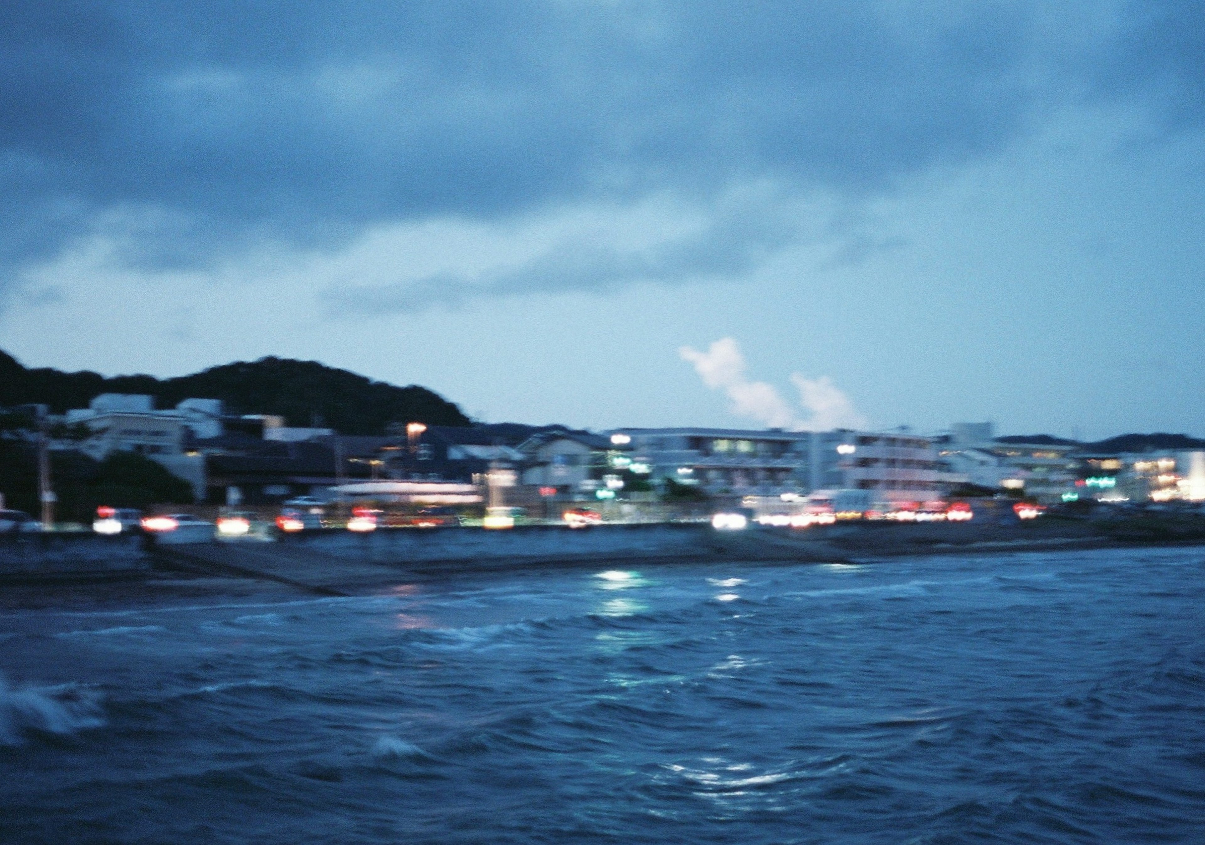 Vista nocturna de la costa con luces de la ciudad