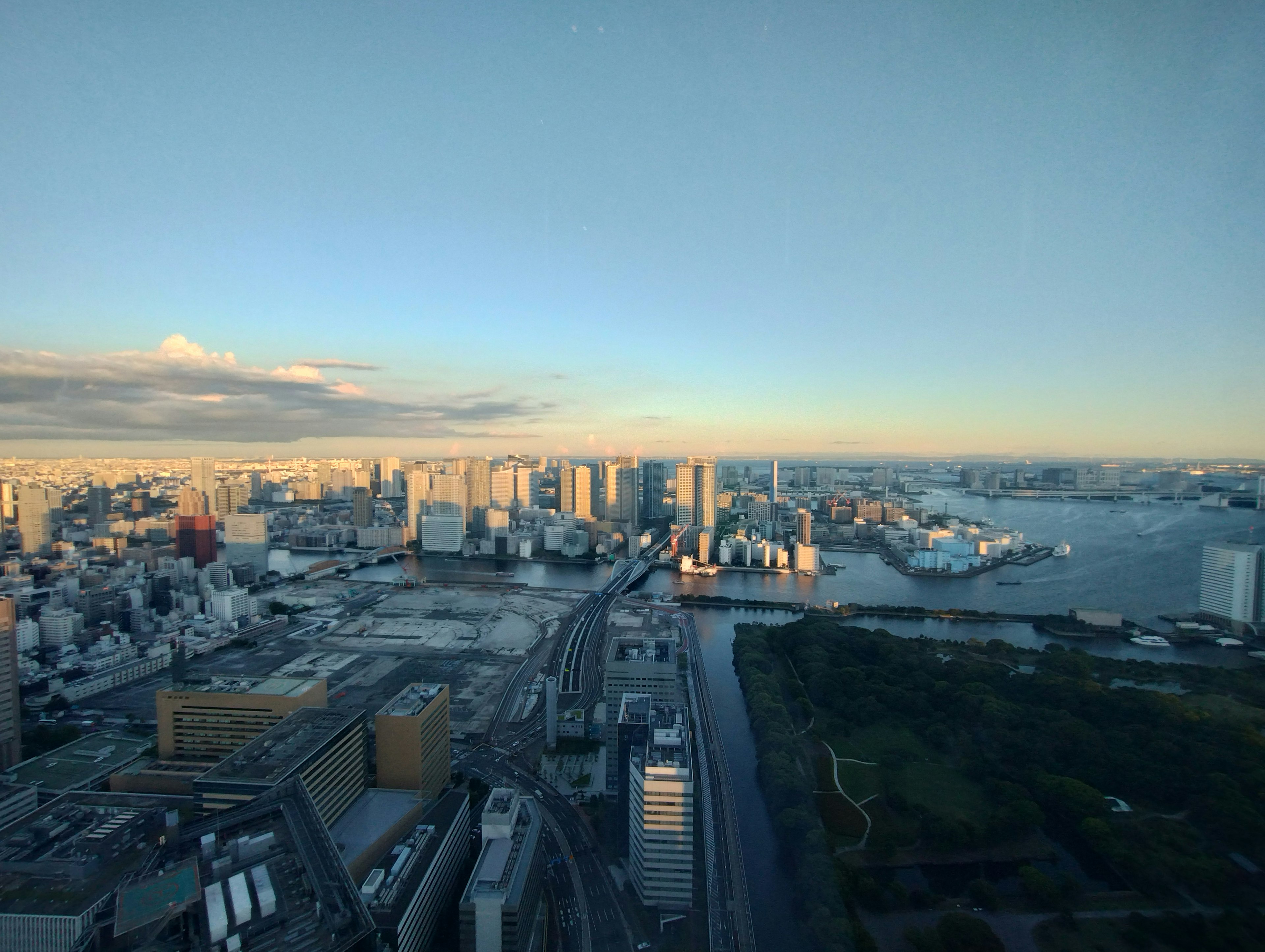 Pemandangan panorama cakrawala Tokyo dan tepi laut saat matahari terbenam