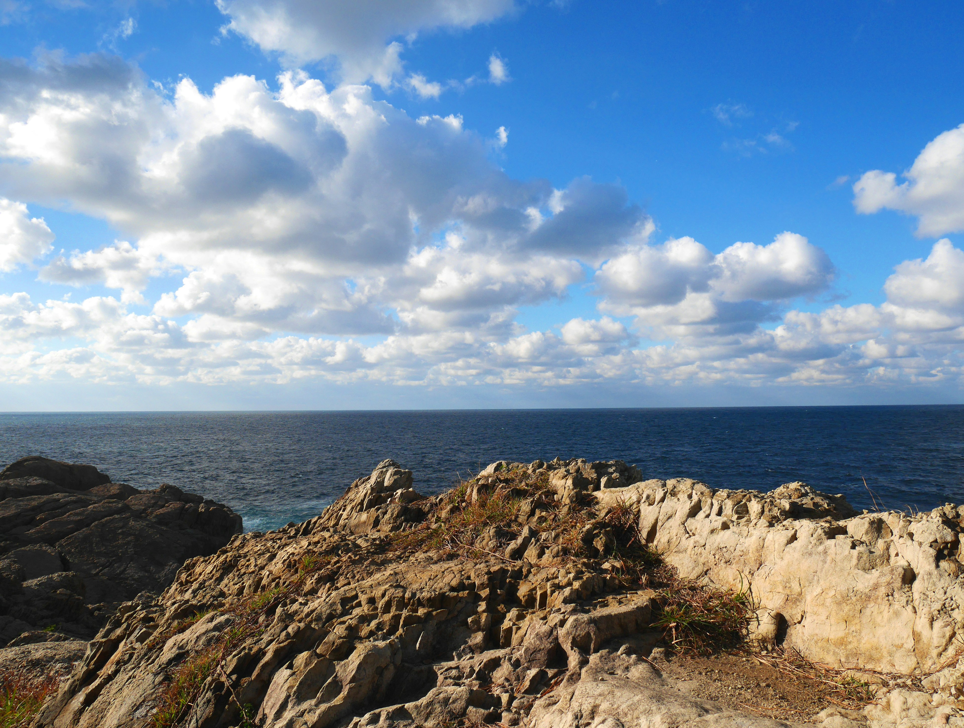 Paysage côtier avec ciel bleu et nuages rivage rocheux et océan