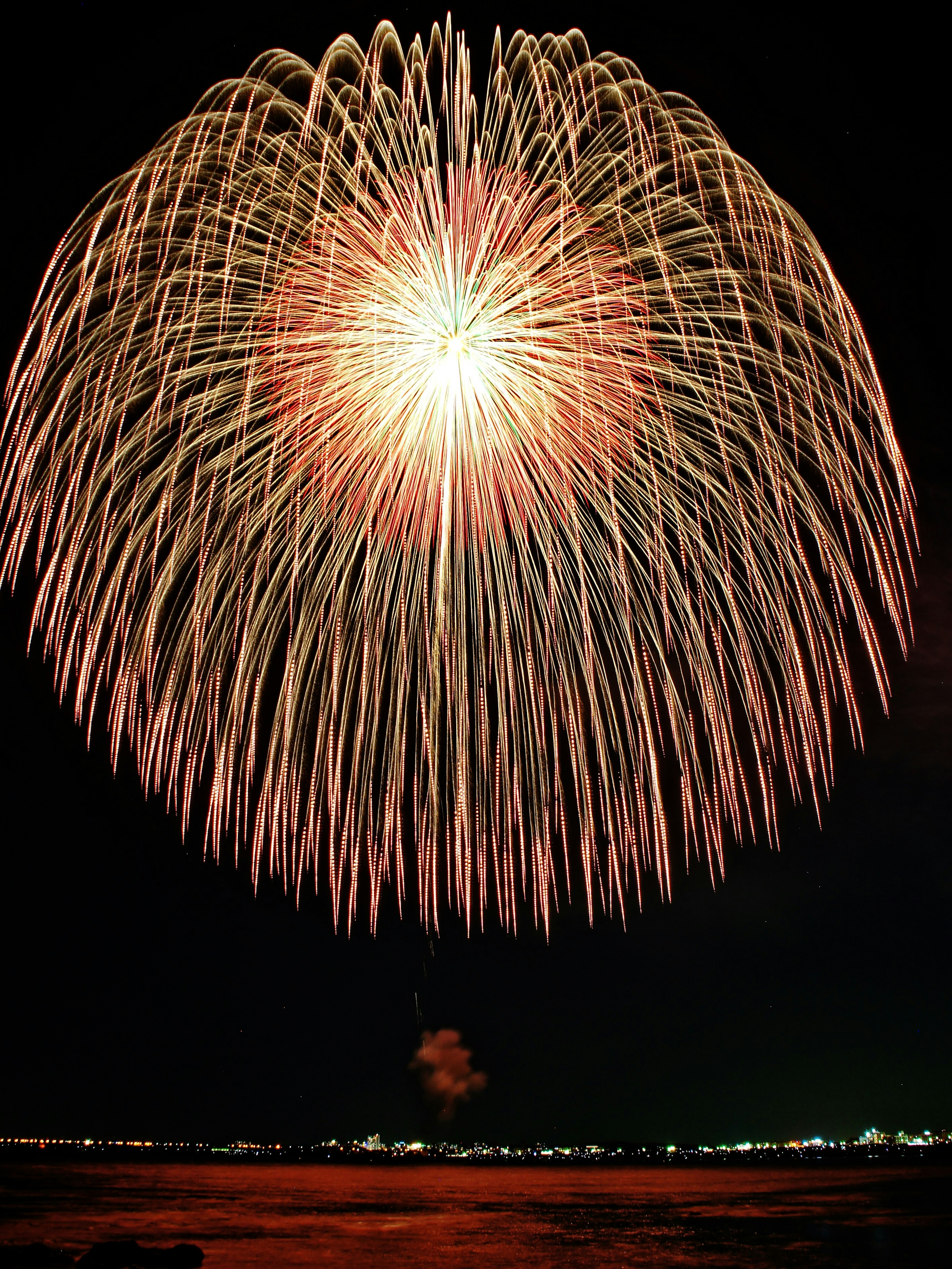 Bellissimo motivo radiale di fuochi d'artificio nel cielo notturno