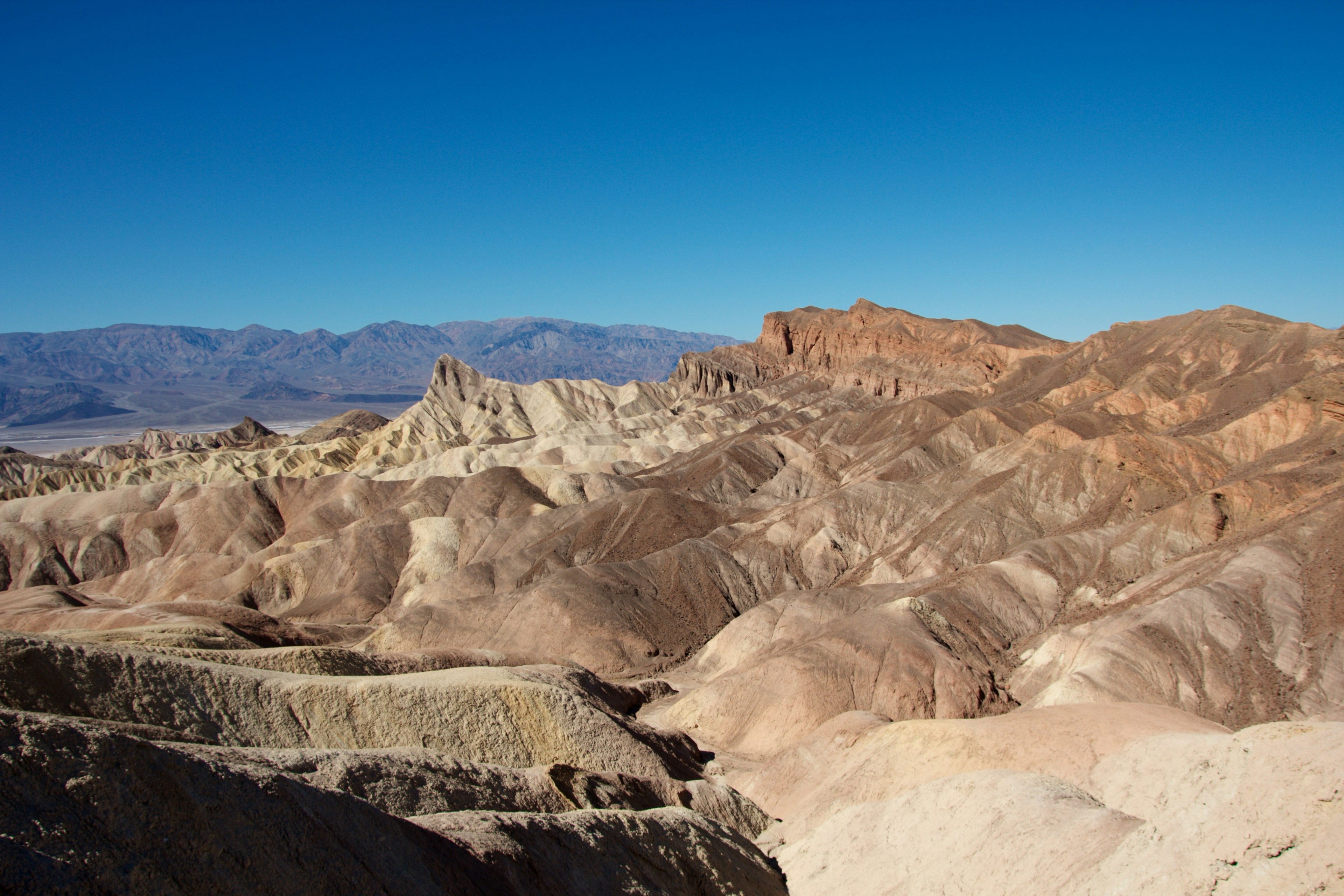 Trockene Berglandschaft unter einem klaren blauen Himmel