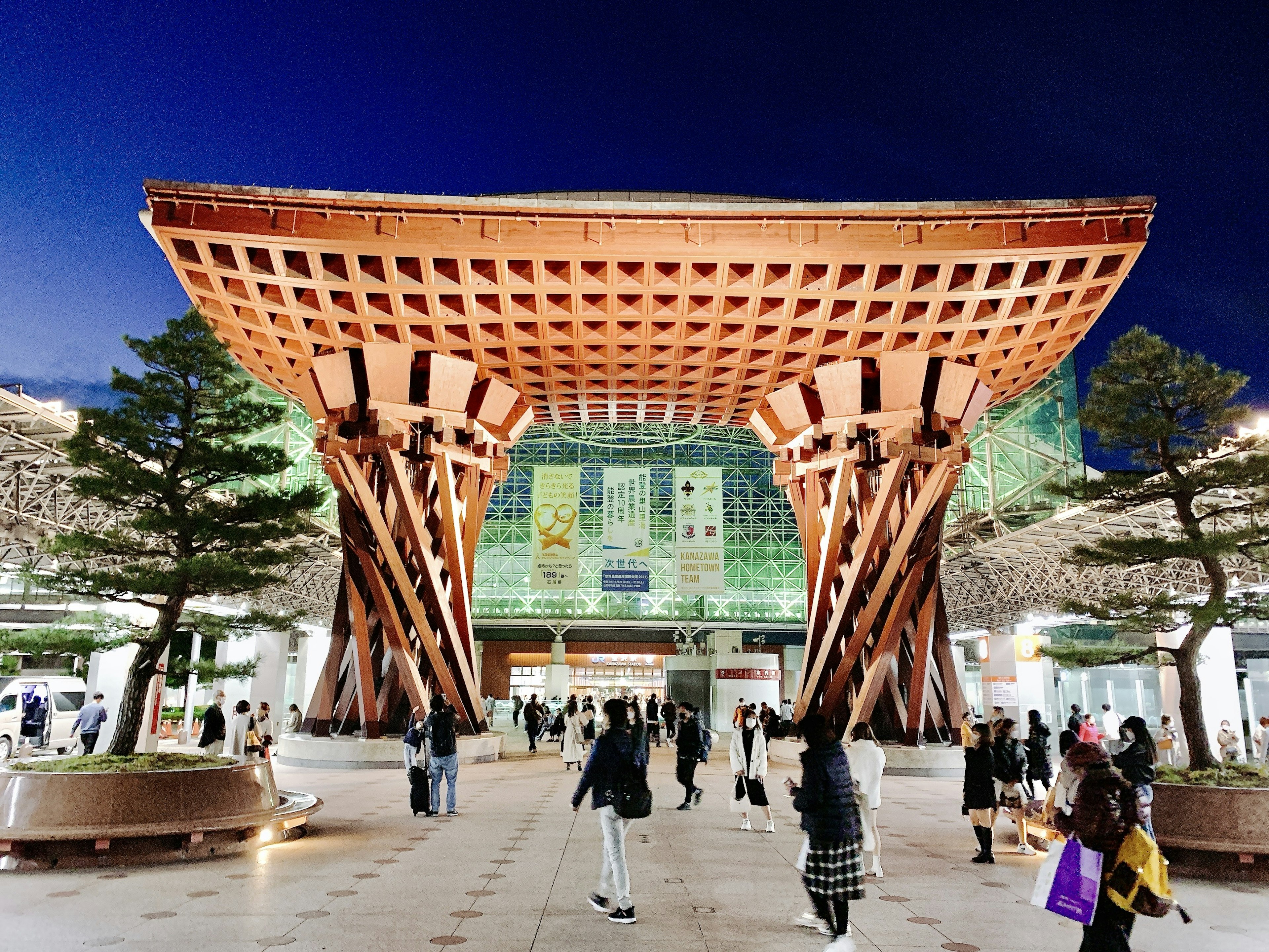 La belle structure en arc de bois de la gare de Kanazawa et l'ambiance nocturne