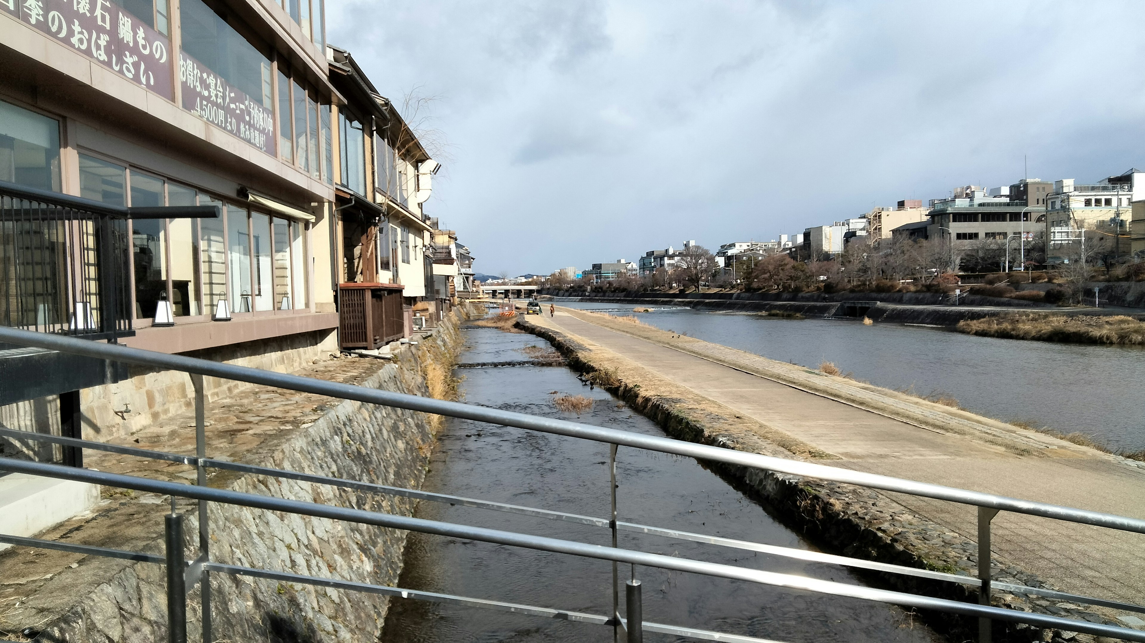 Vista panoramica di un sentiero lungo il fiume con edifici