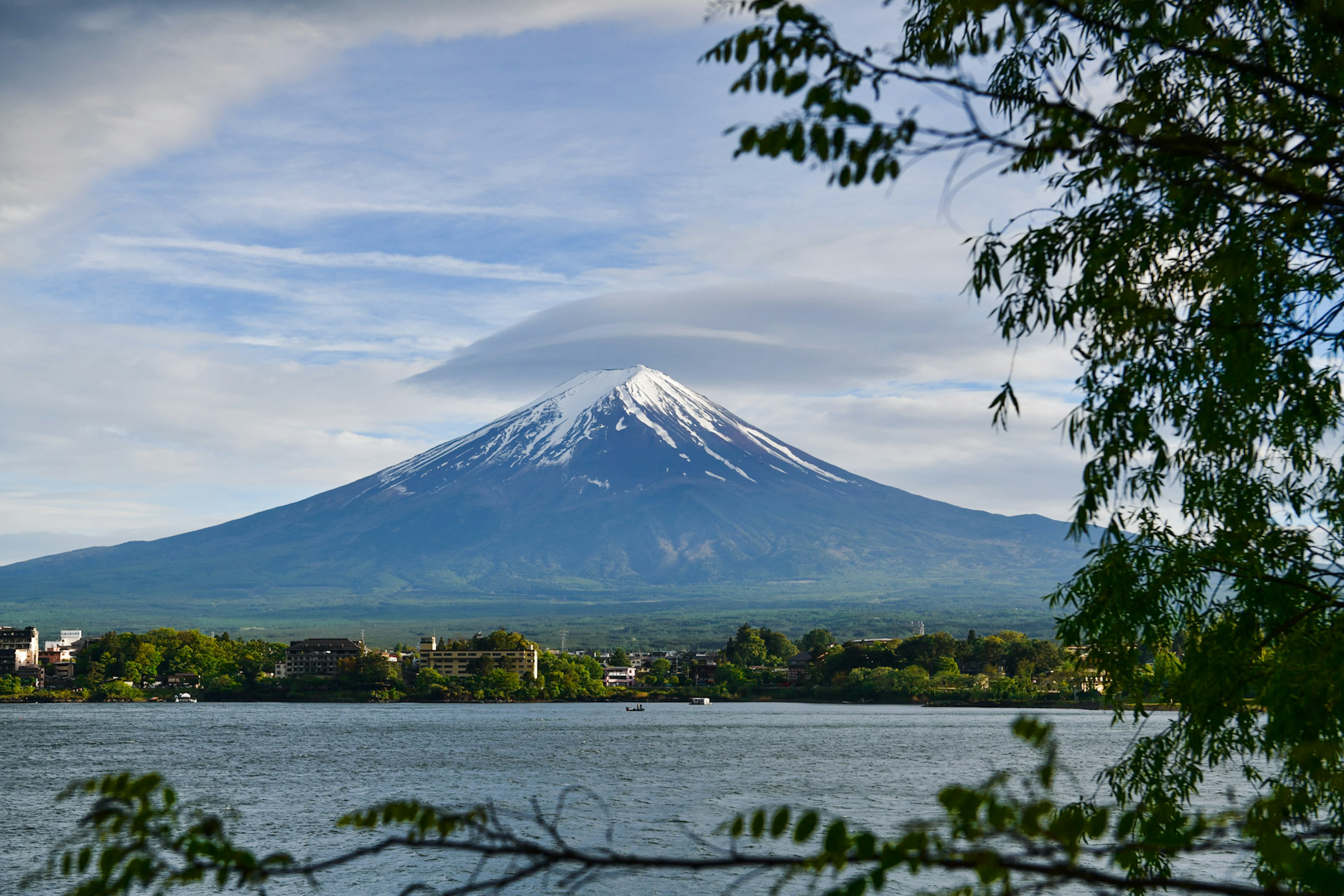 美しい富士山が雪をかぶり、湖のほとりからの景色