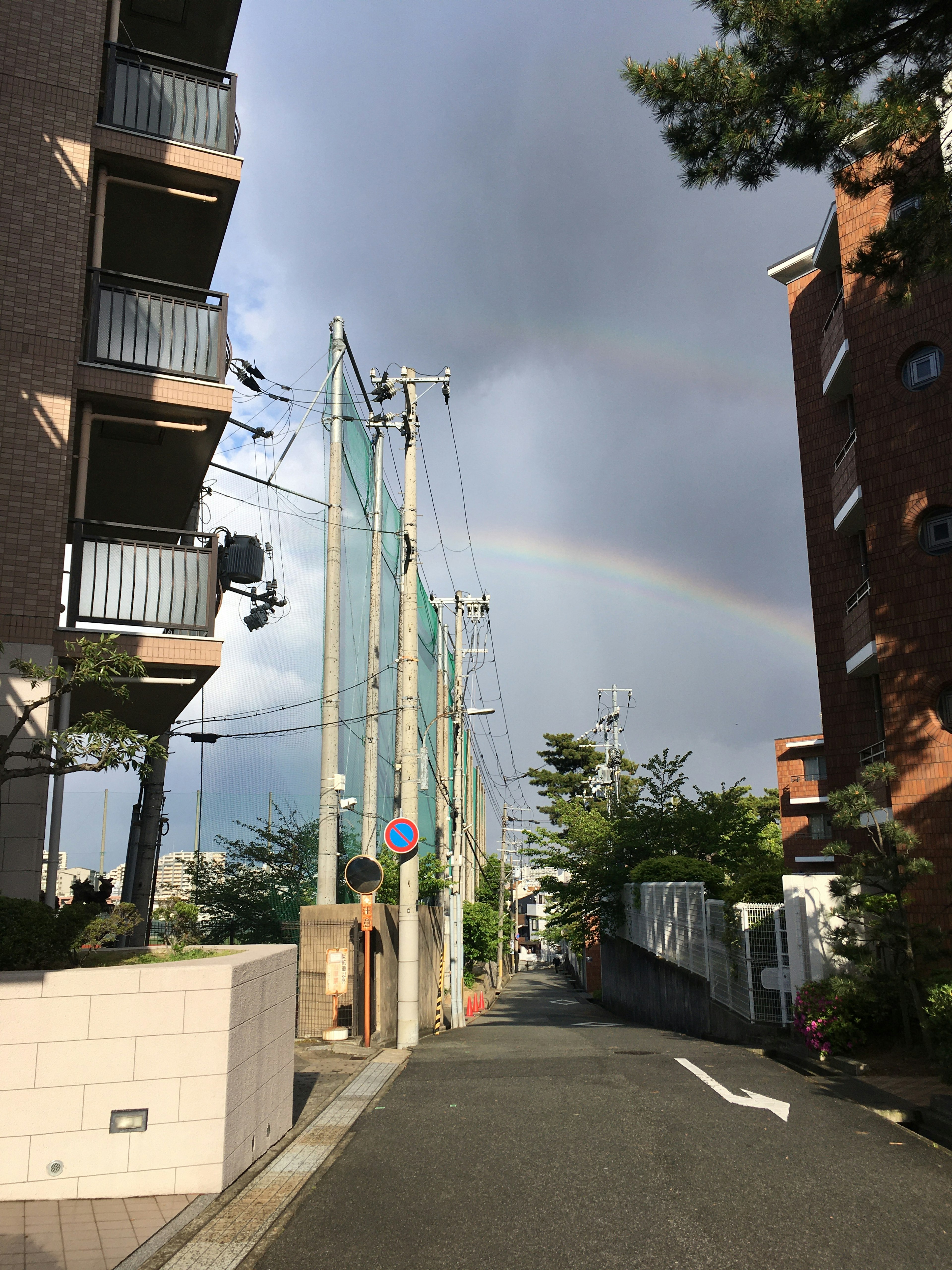 Arcoíris sobre una calle tranquila en Tokio después de la lluvia