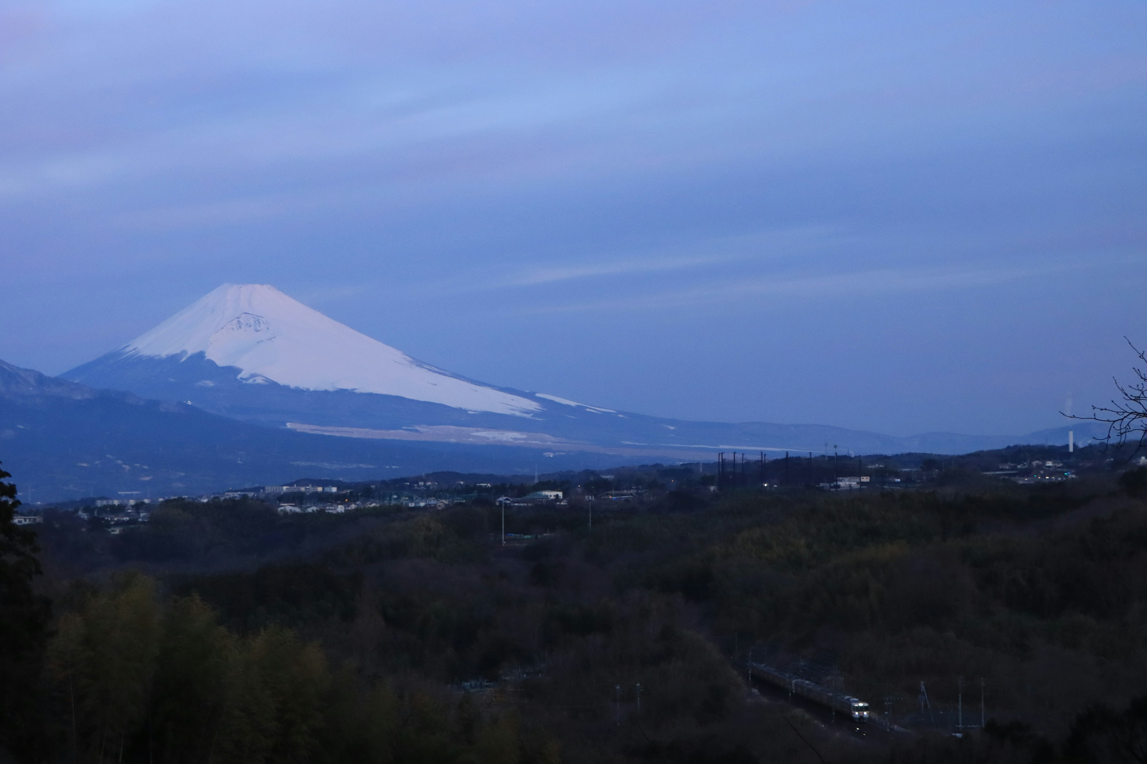 Una vista del monte Fuji sotto un cielo blu