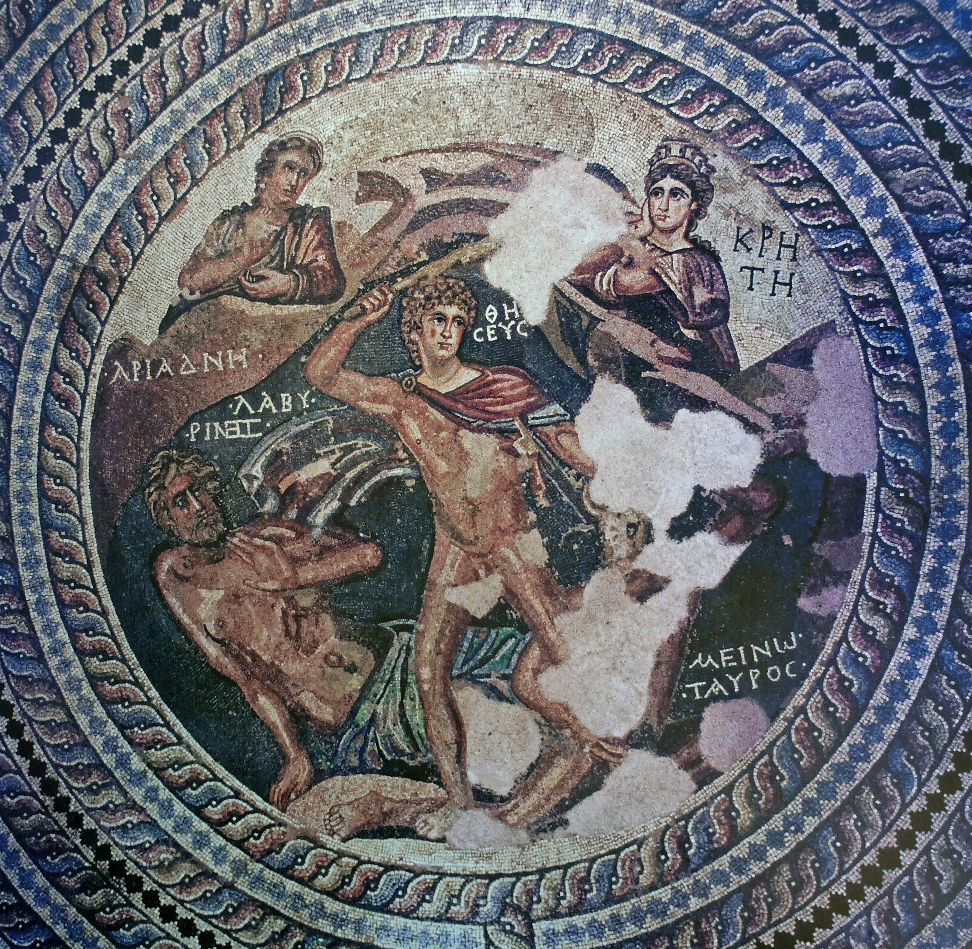 Obra de mosaico antiguo que representa una escena mitológica