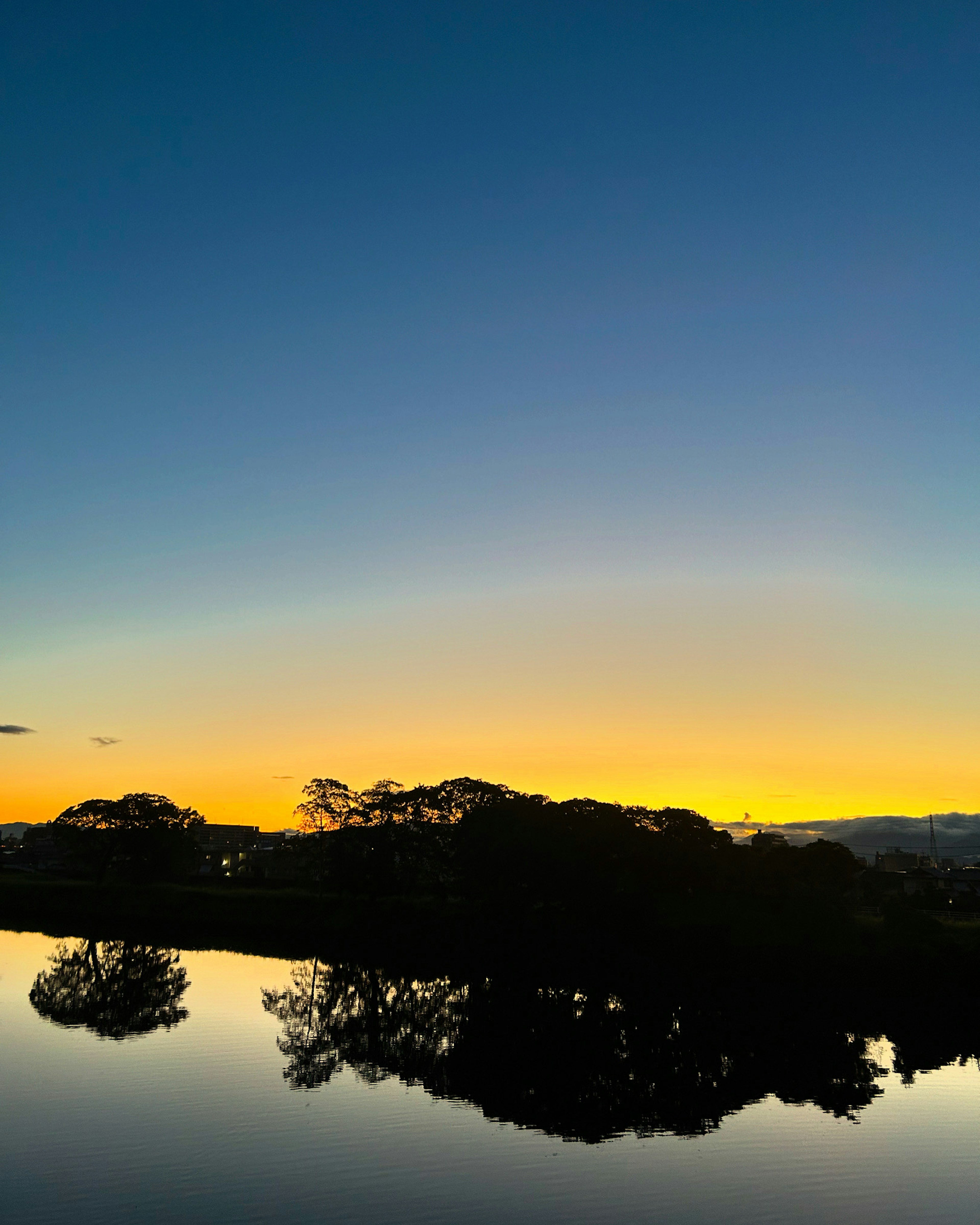 夕焼けに映る静かな湖の風景