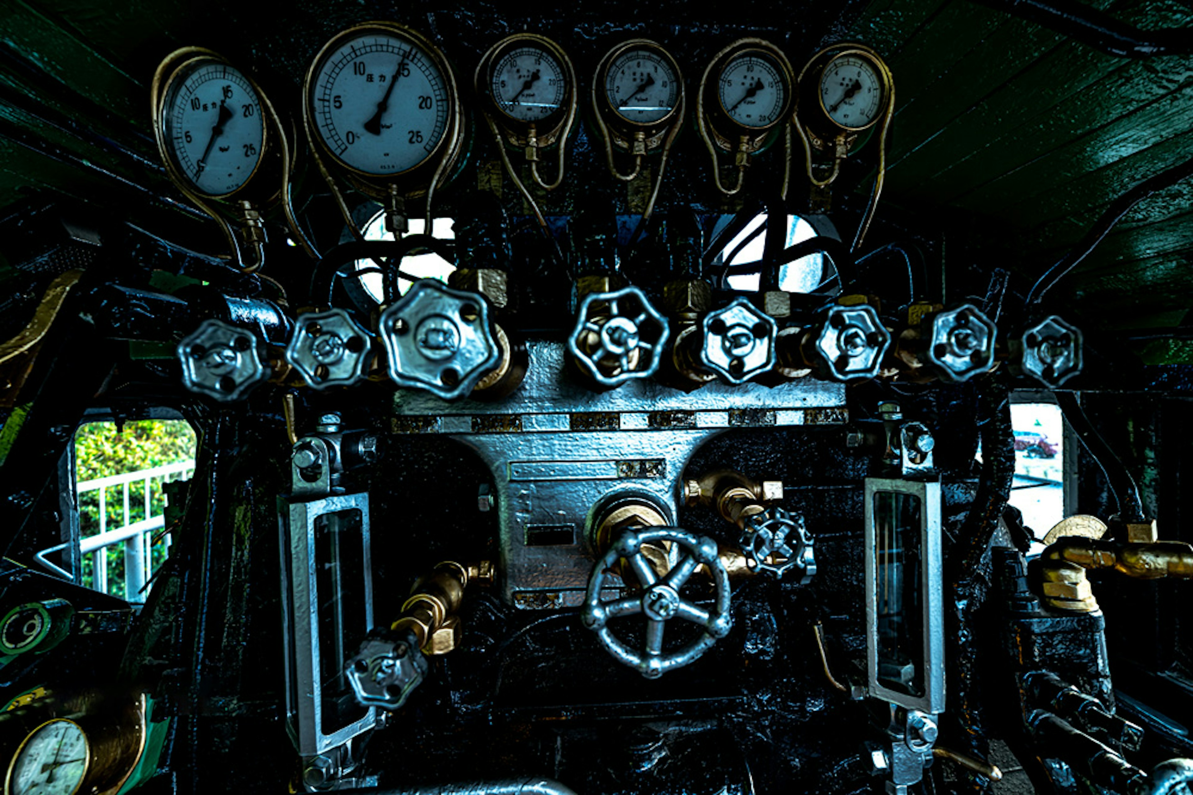 Vista detallada de manómetros y válvulas en la cabina de una locomotora de vapor