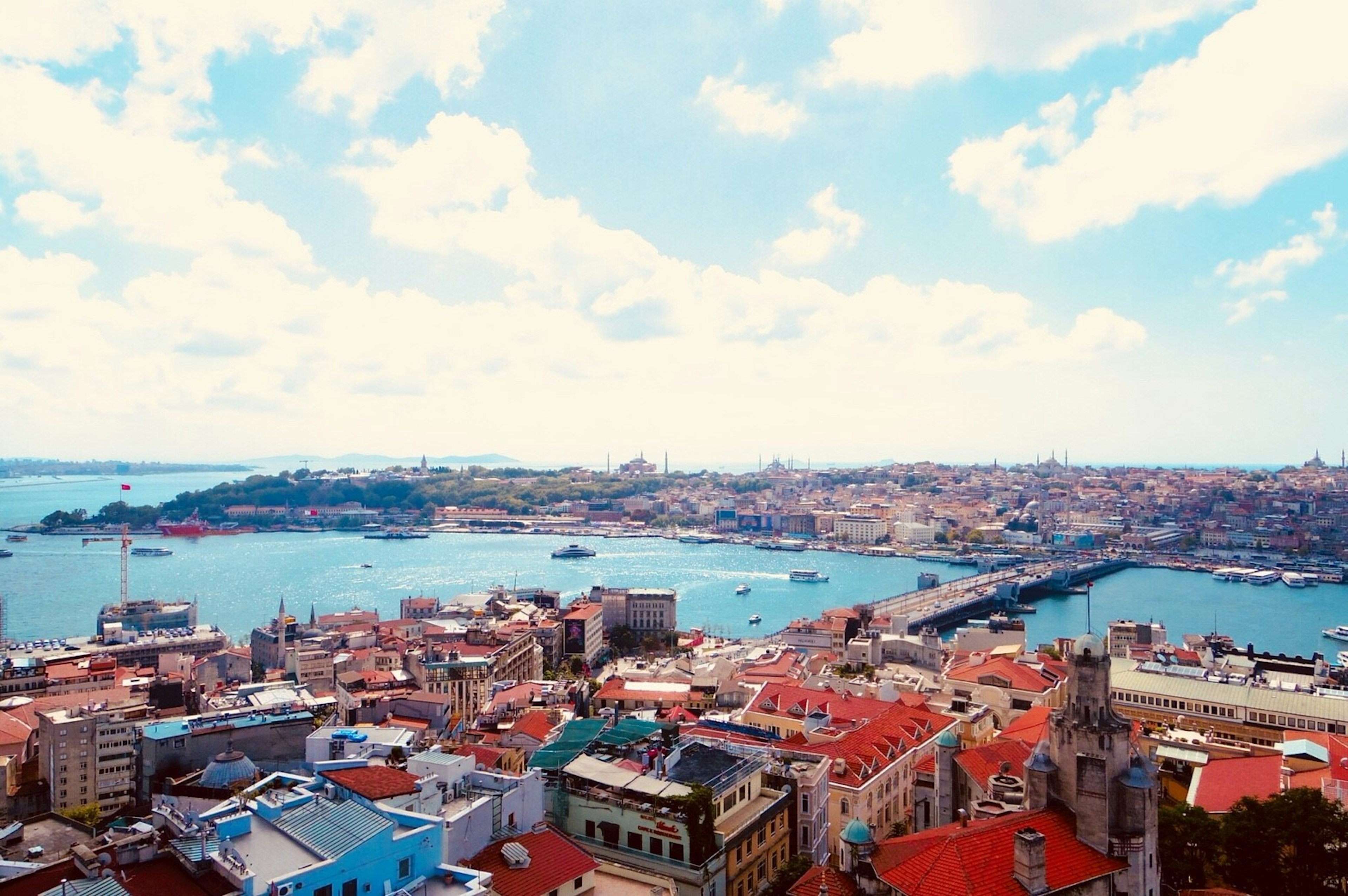 Pemandangan panorama Istanbul dengan bangunan berwarna-warni dan laut