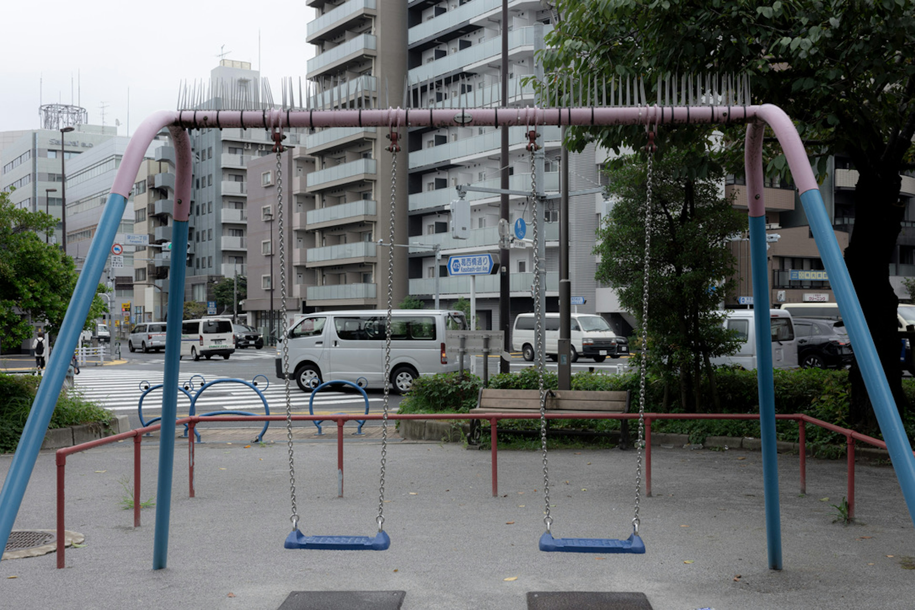 Ayunan taman dengan gedung sekitar di kota