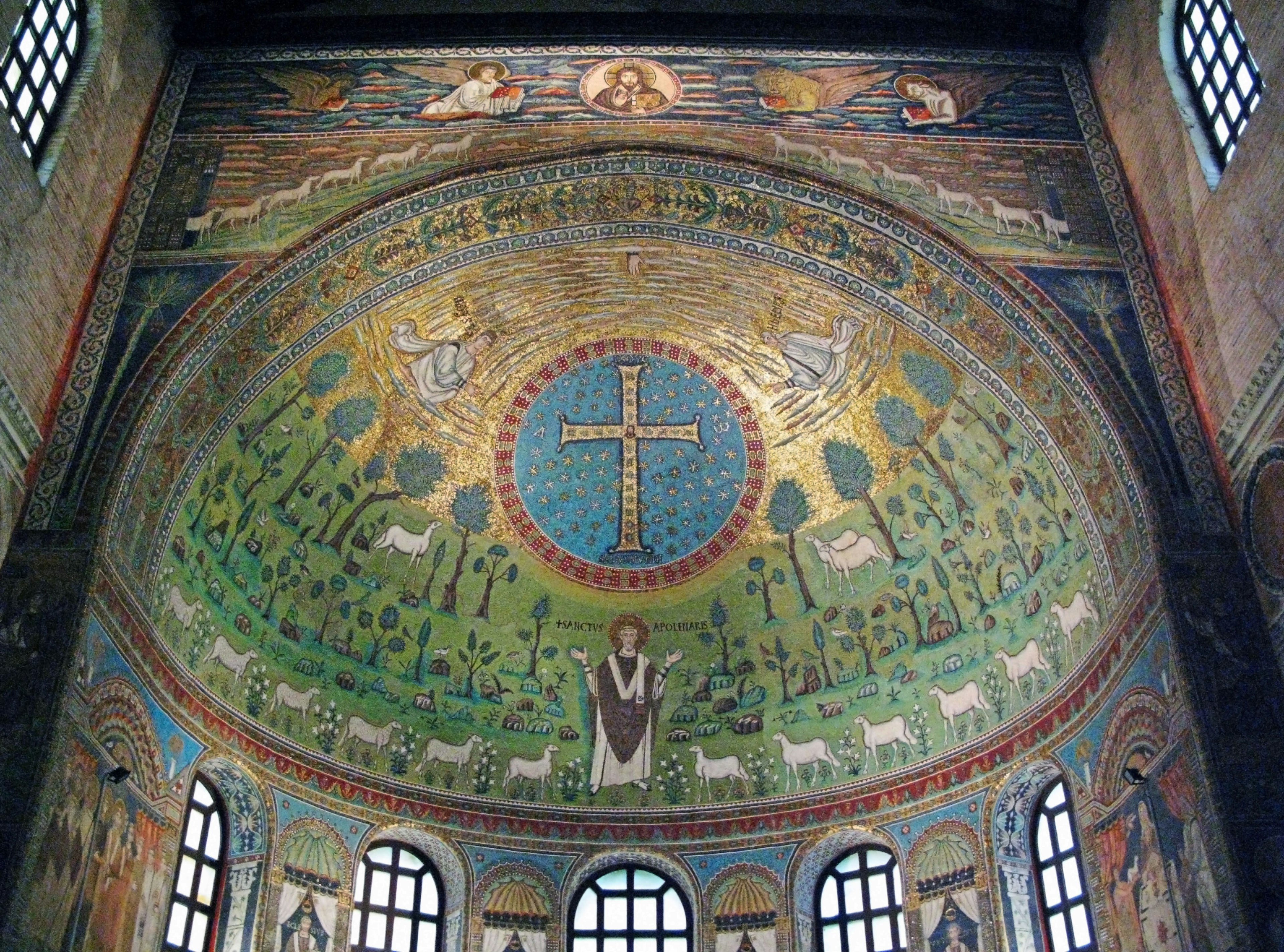 Vista interna di una cupola con belle decorazioni a mosaico Motivo centrale con una croce su sfondo verde Circondato da rappresentazioni di pecore e alberi con un tema religioso