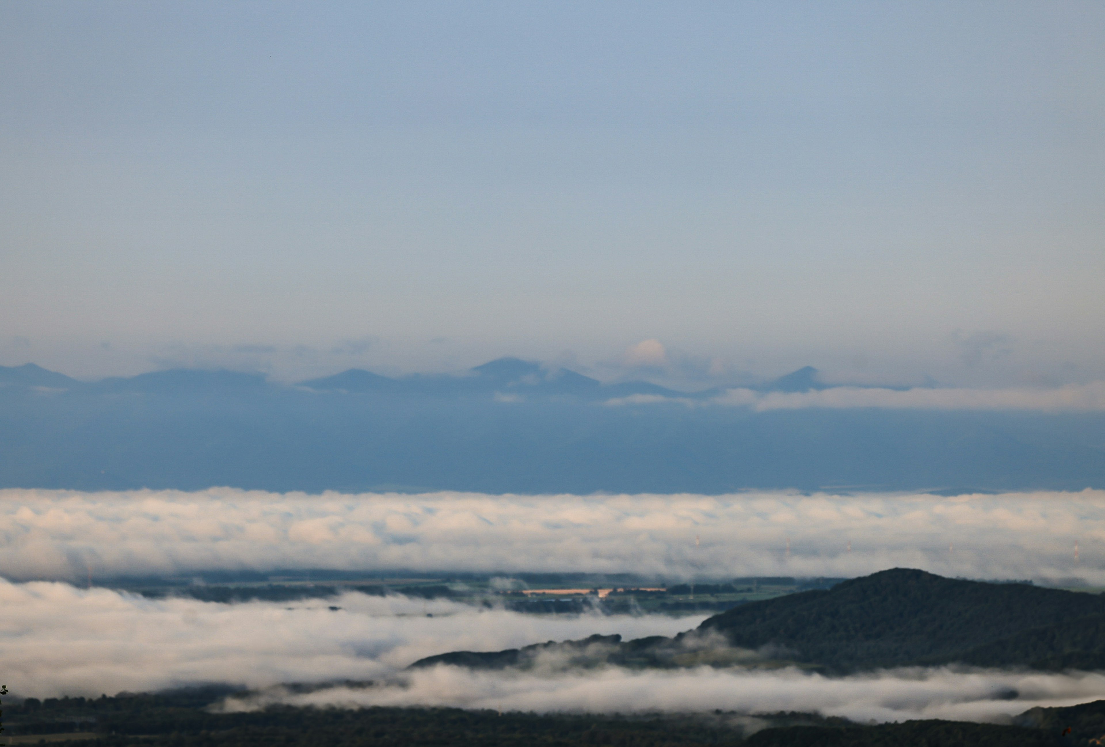 Paysage de montagne enveloppé de brume avec ciel bleu