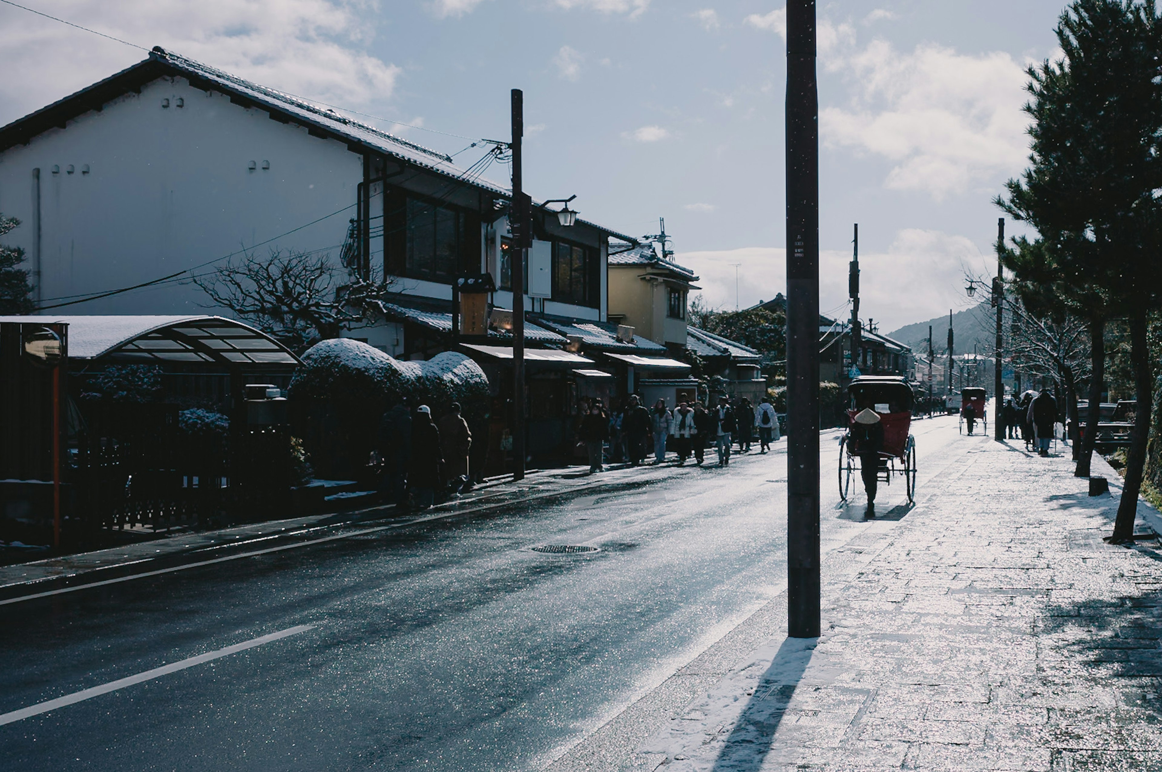 Vecchia scena di strada con neve e persone che camminano