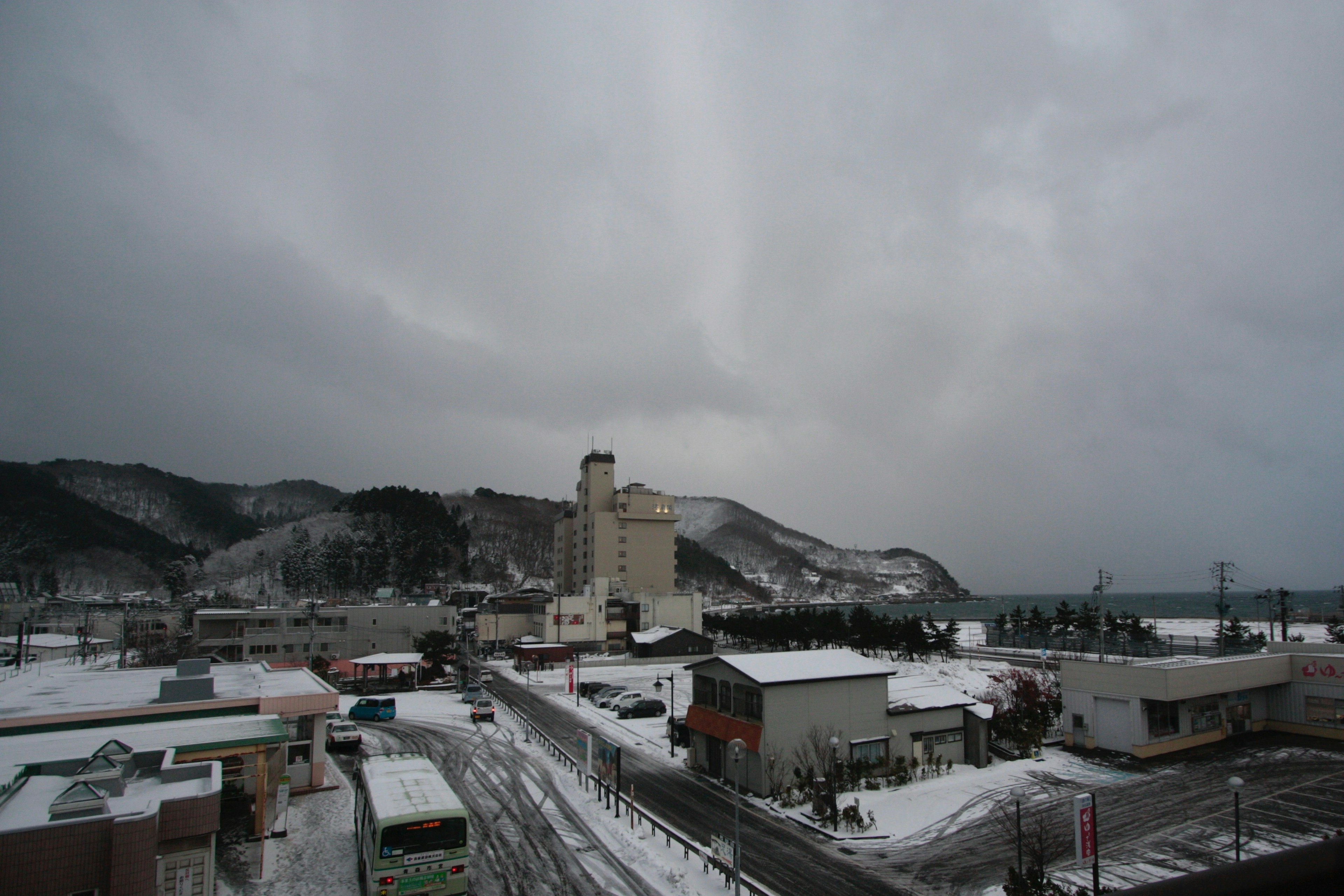 雪に覆われた町並みと山々が見える冬の風景