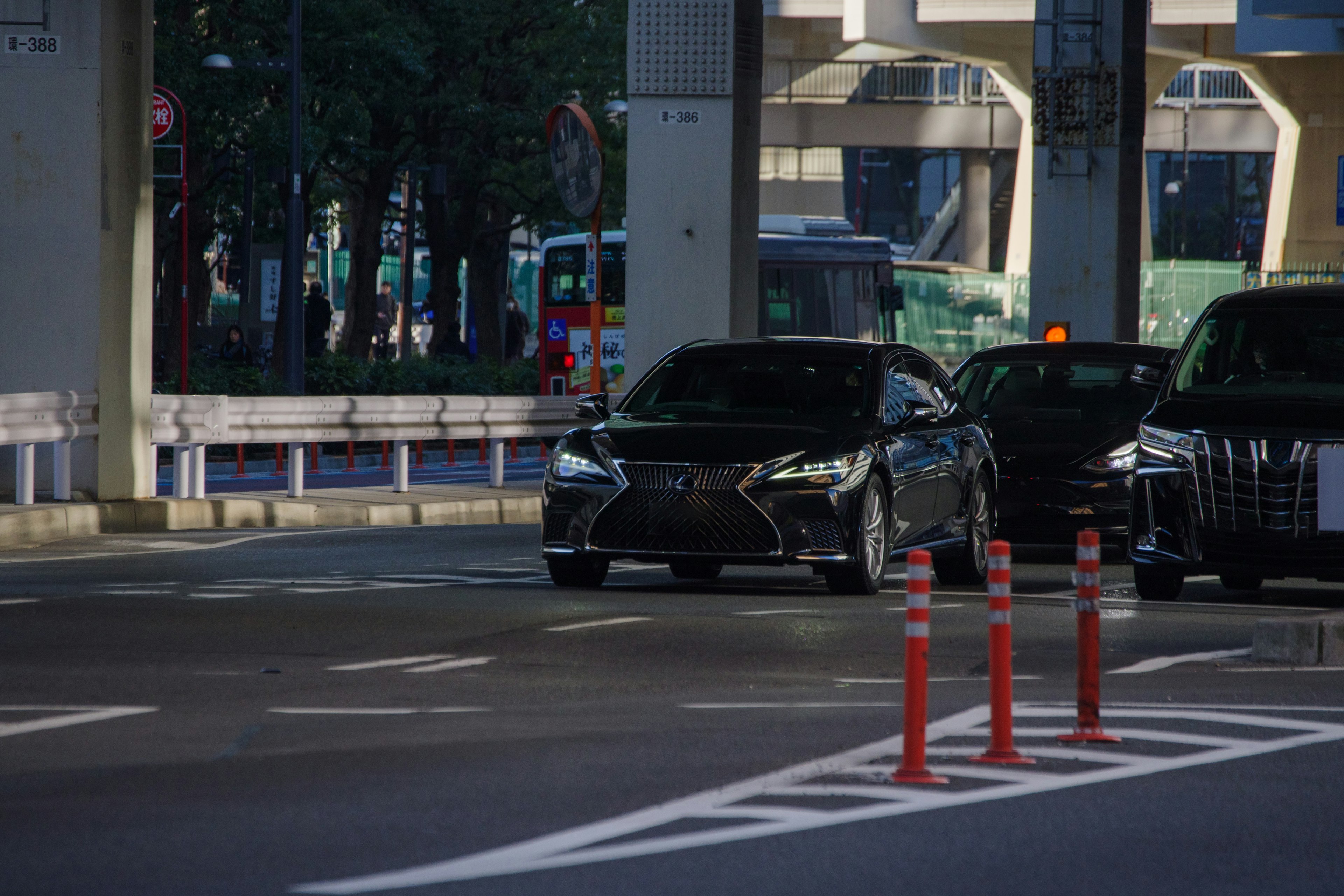 黒い車が都市の道路を走る風景